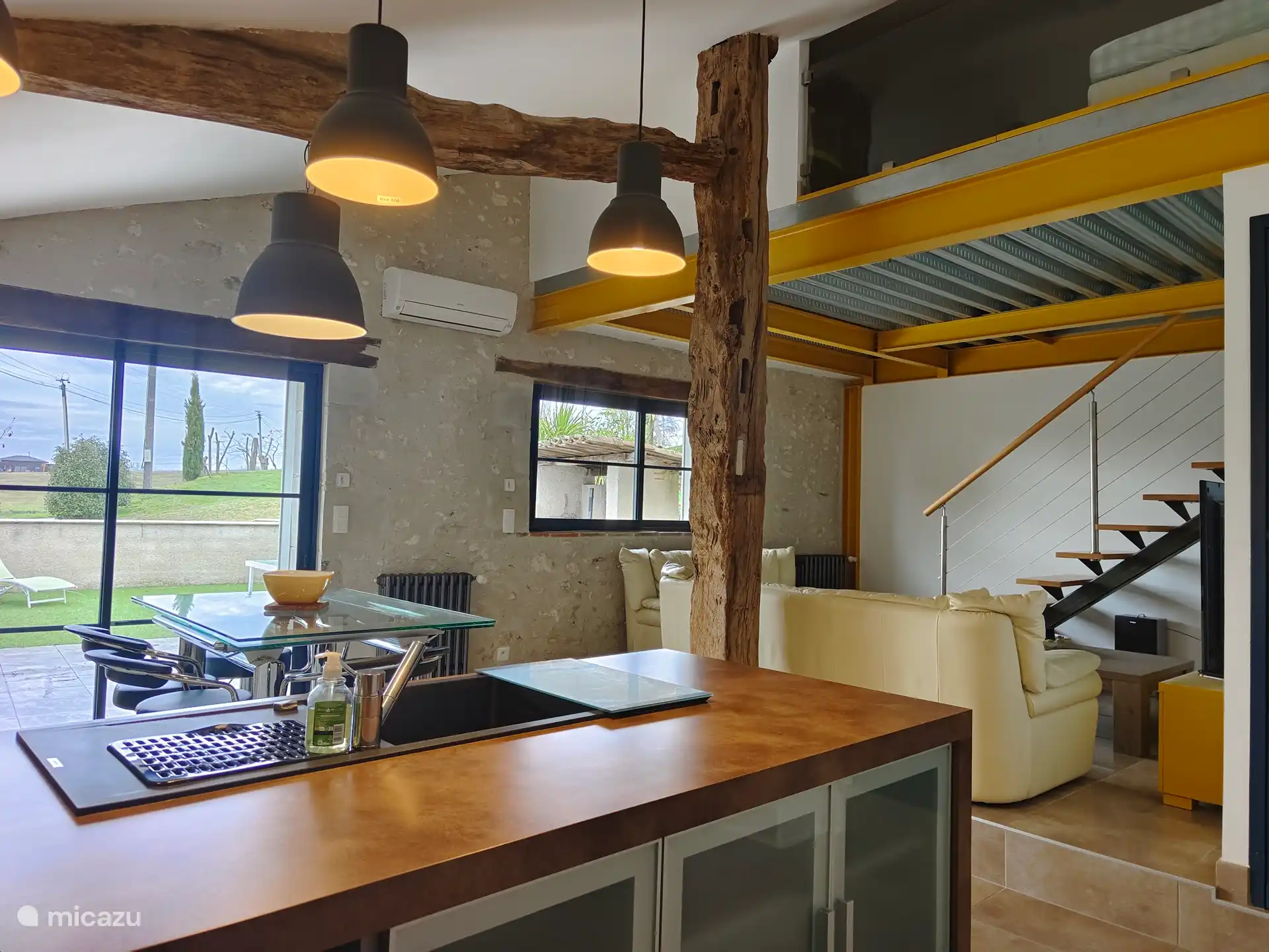 Cuisine ouverte et salon