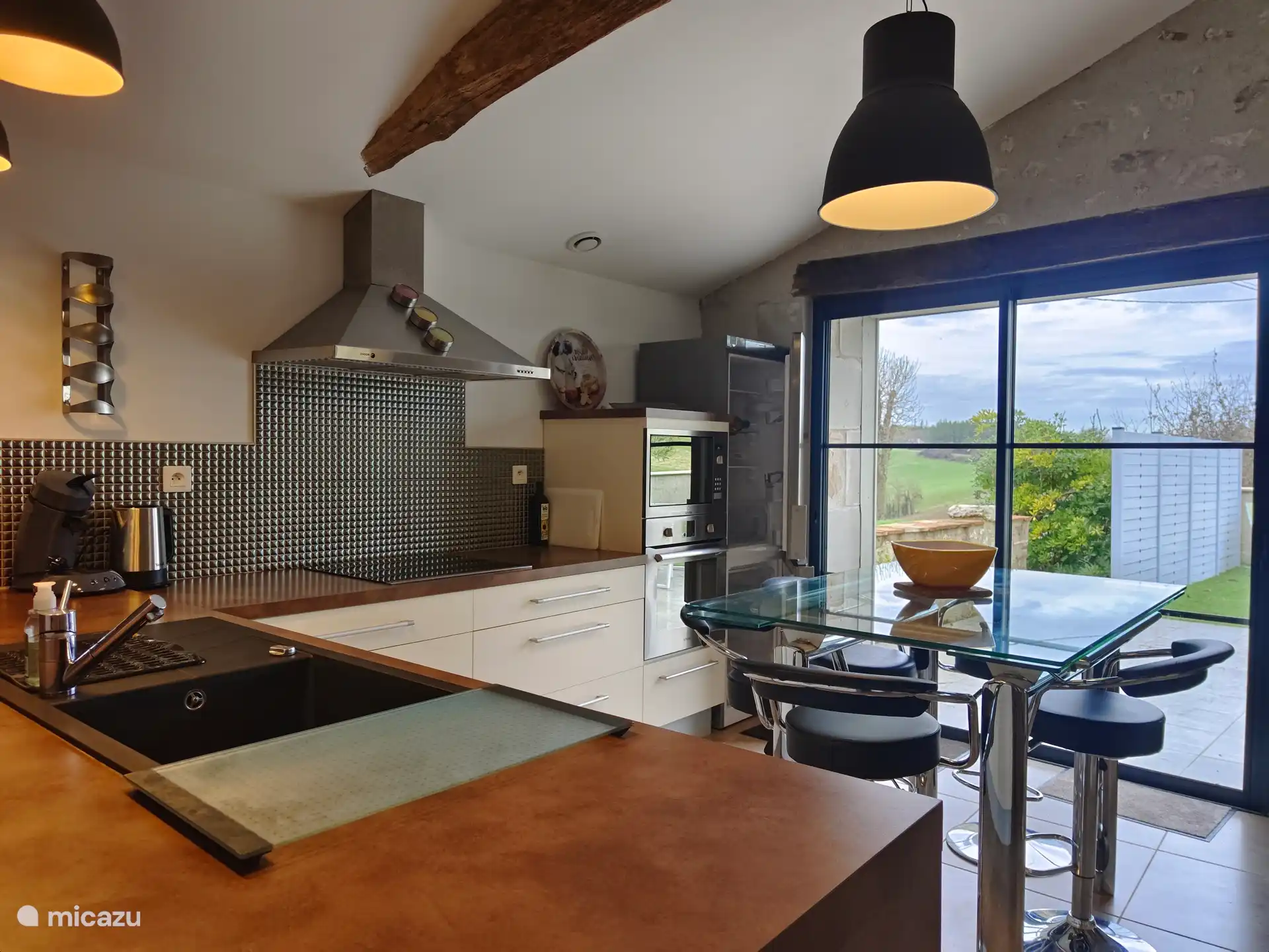 Cuisine avec accès au terrasse gite