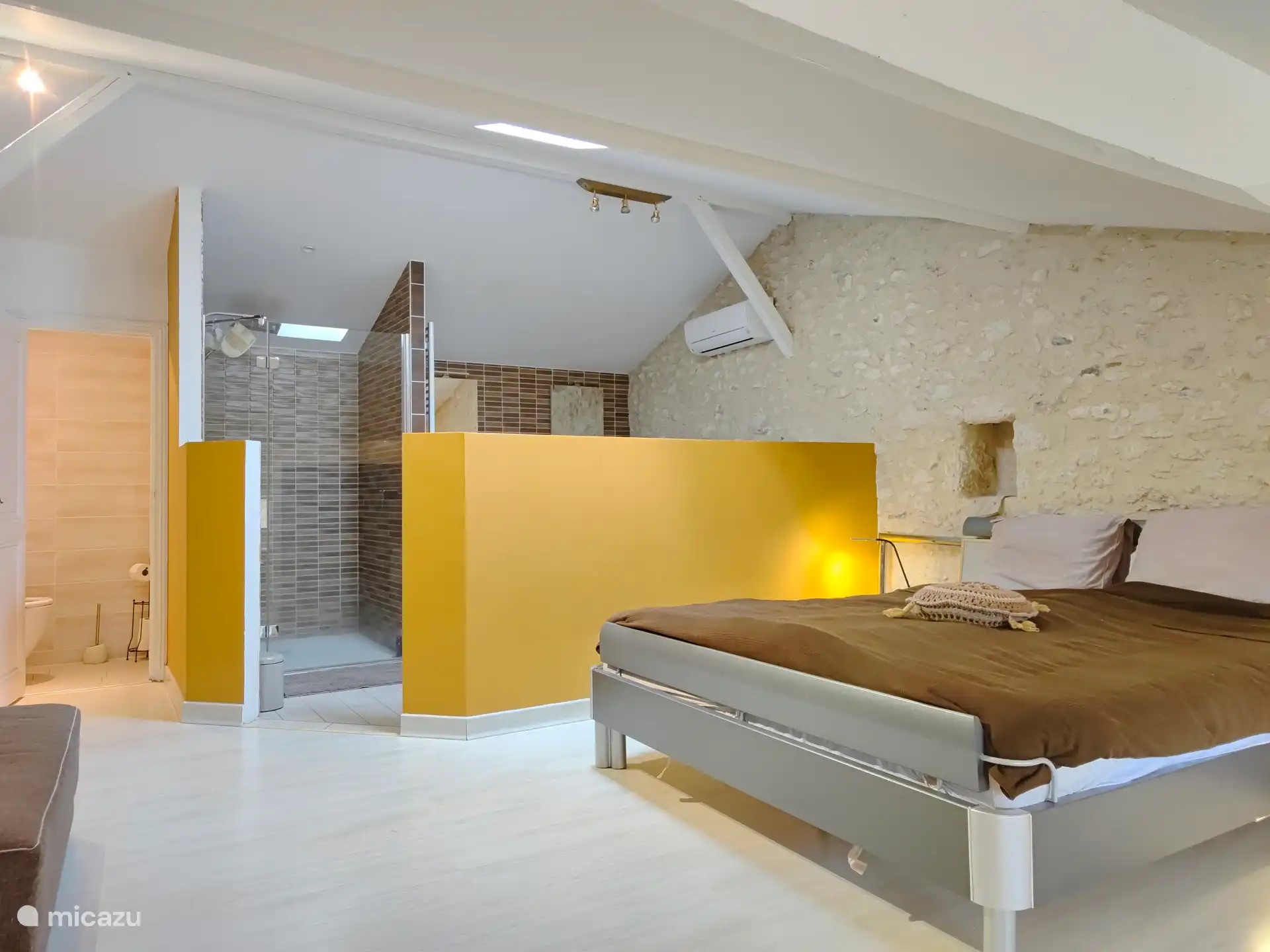 Chambre principale avec salle de bain 