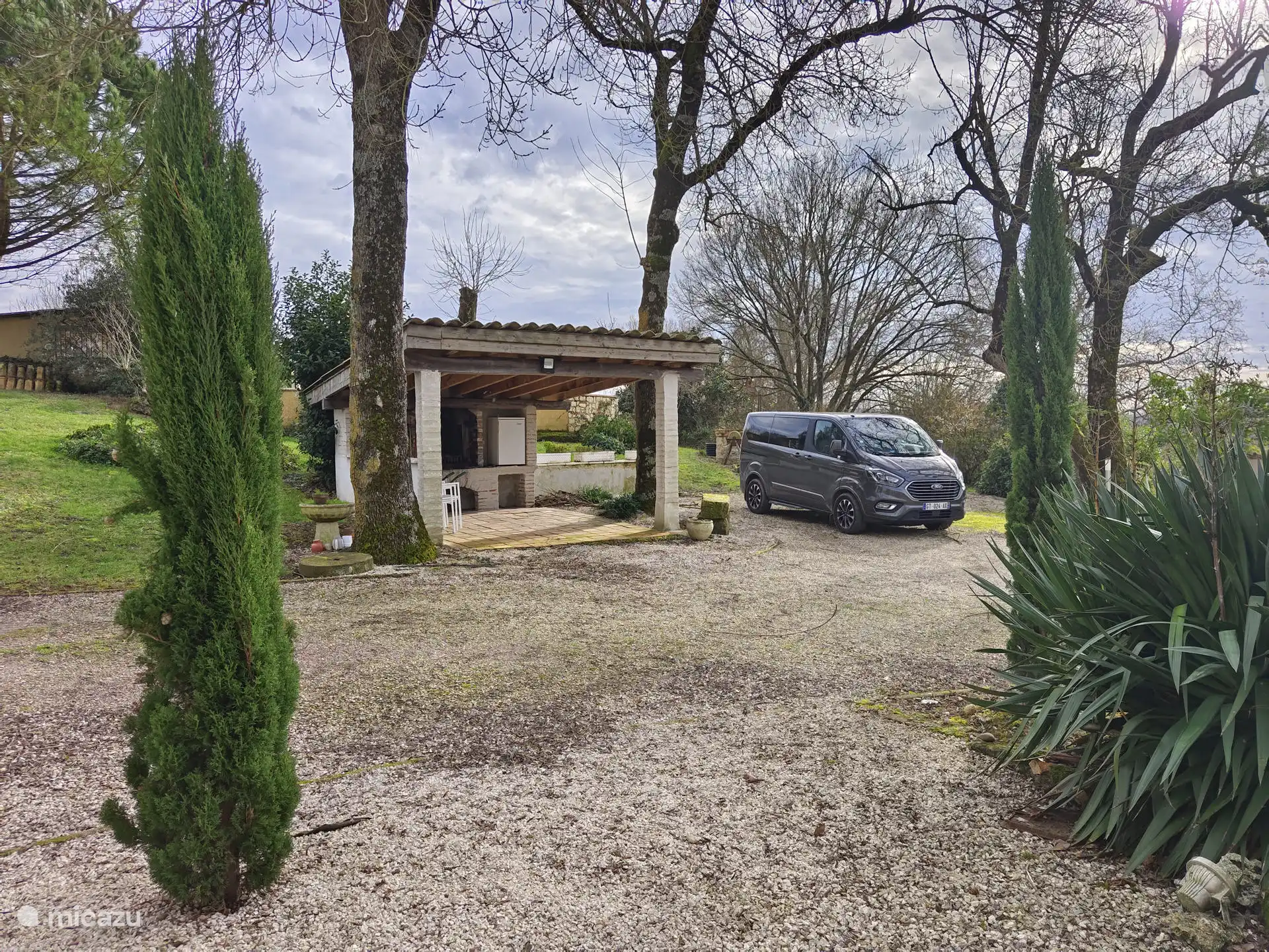 Terrasse couverte avec barbecue