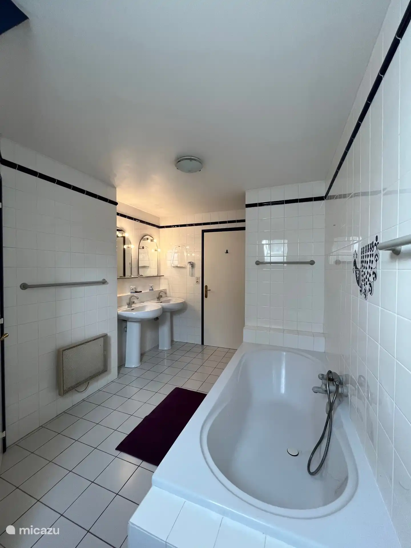 Boven: grote badkamer met bad en douche