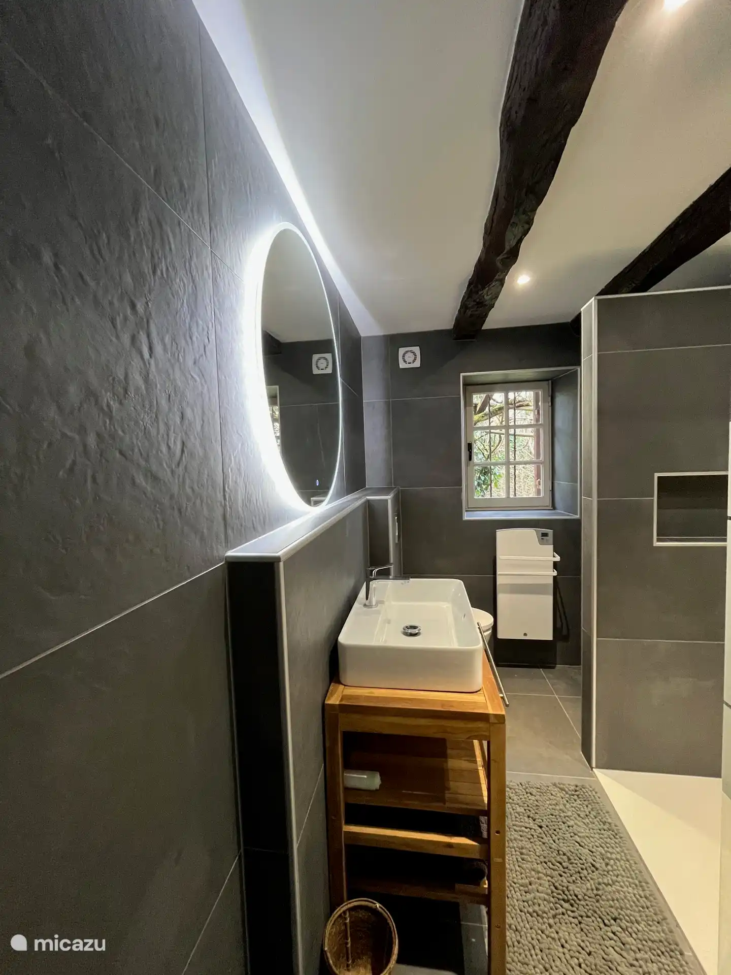 Badkamer met inloopdouche en wasruimte