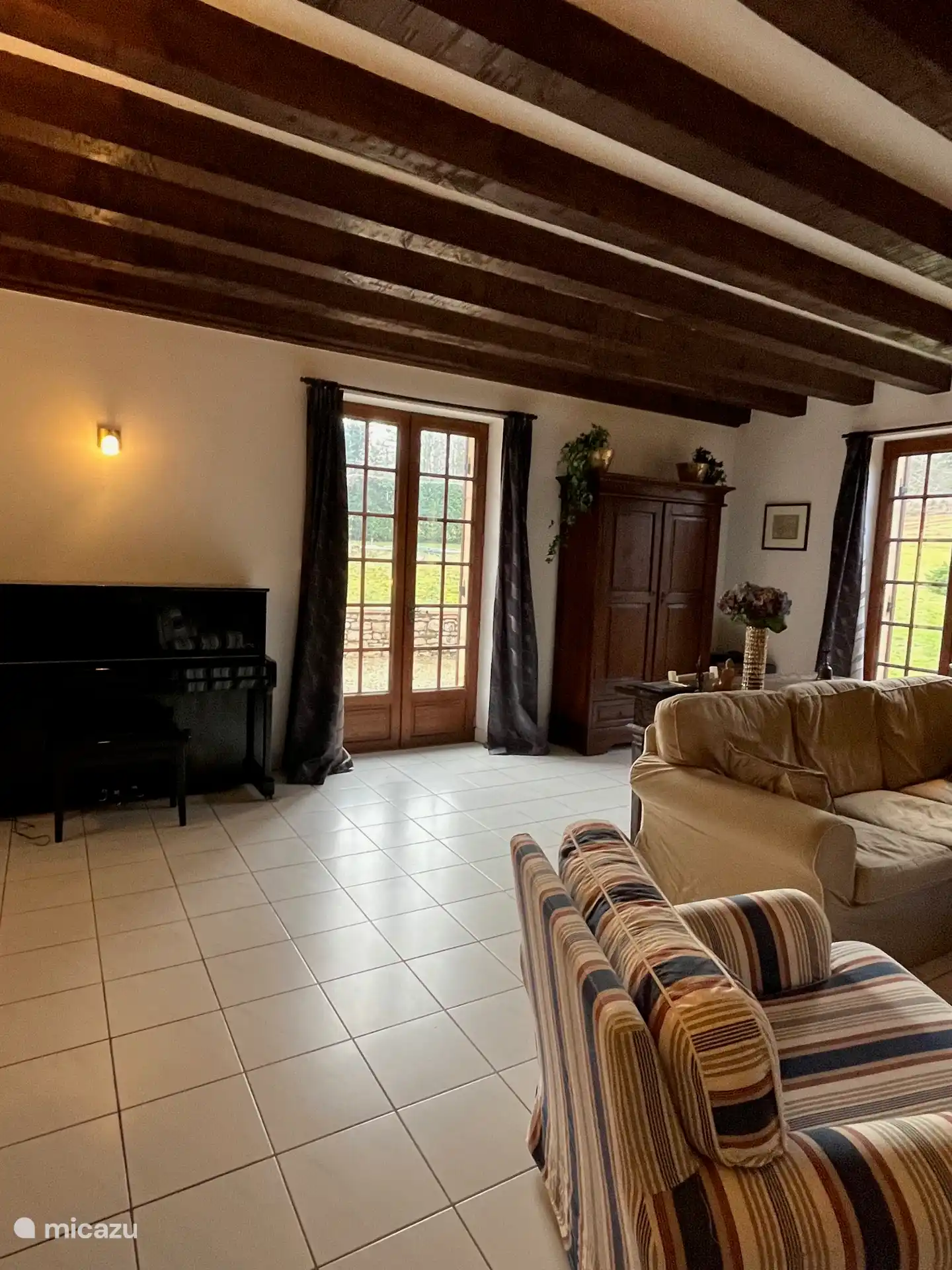 CHA374 - grote pianolounge