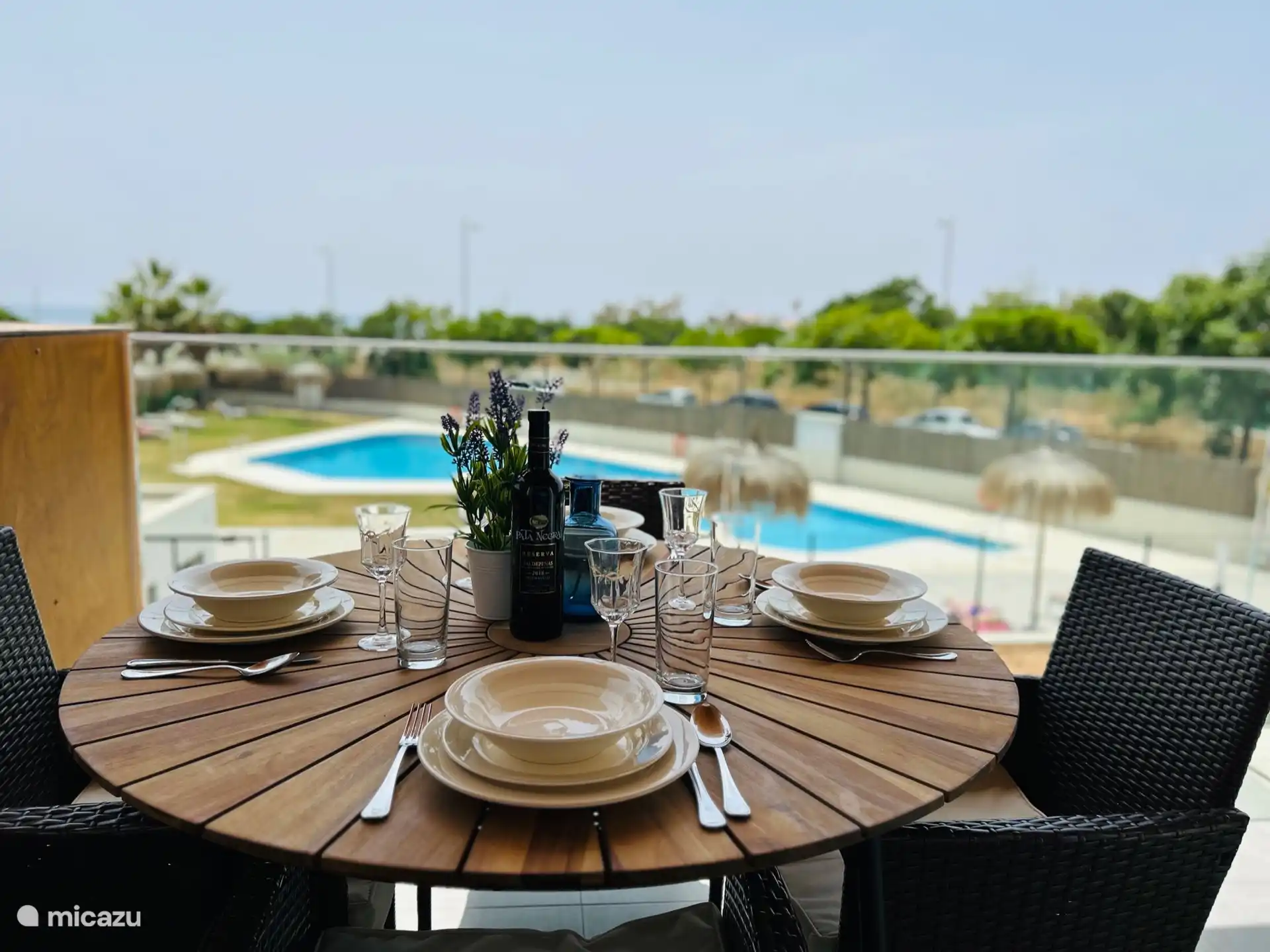 gezellig terras met zicht op zee en zwembad