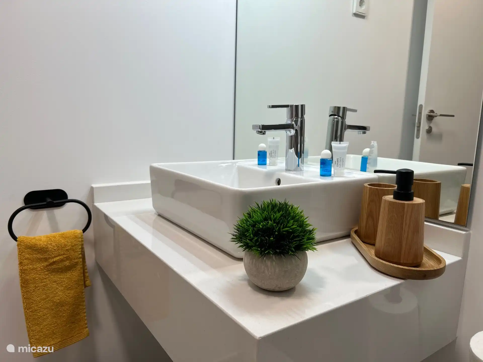 De ensuite badkamer van slaapkamer 1