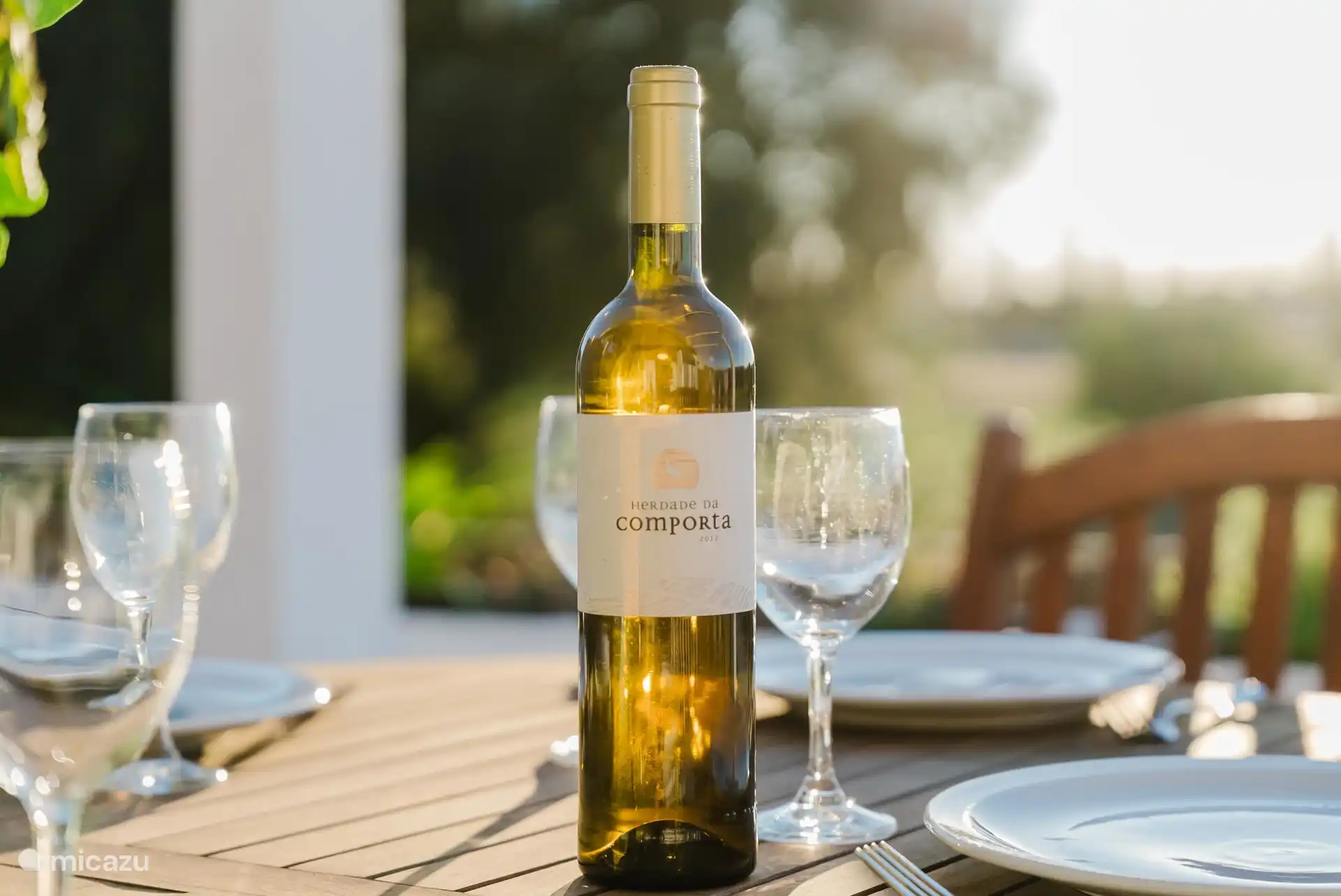 Table à manger avec vin