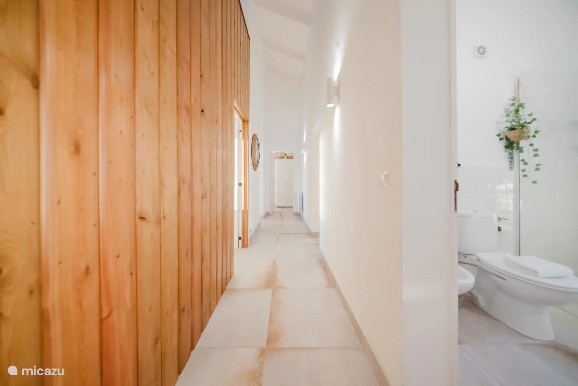 Couloir avec salle de bain