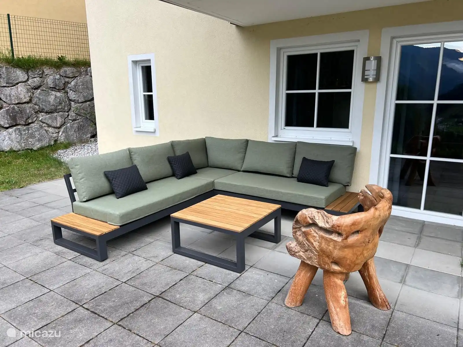 De heerlijke tuin loungeset en eettafel en geweldig uitzicht op het dal.