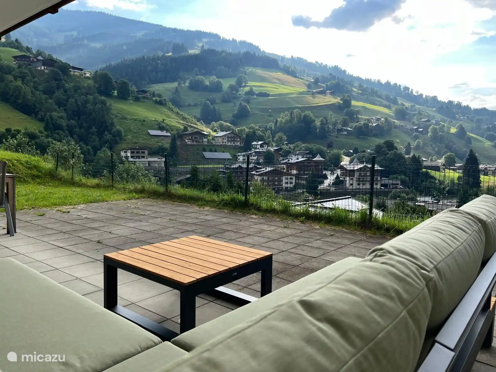De heerlijke tuin loungeset en eettafel en geweldig uitzicht op het dal.