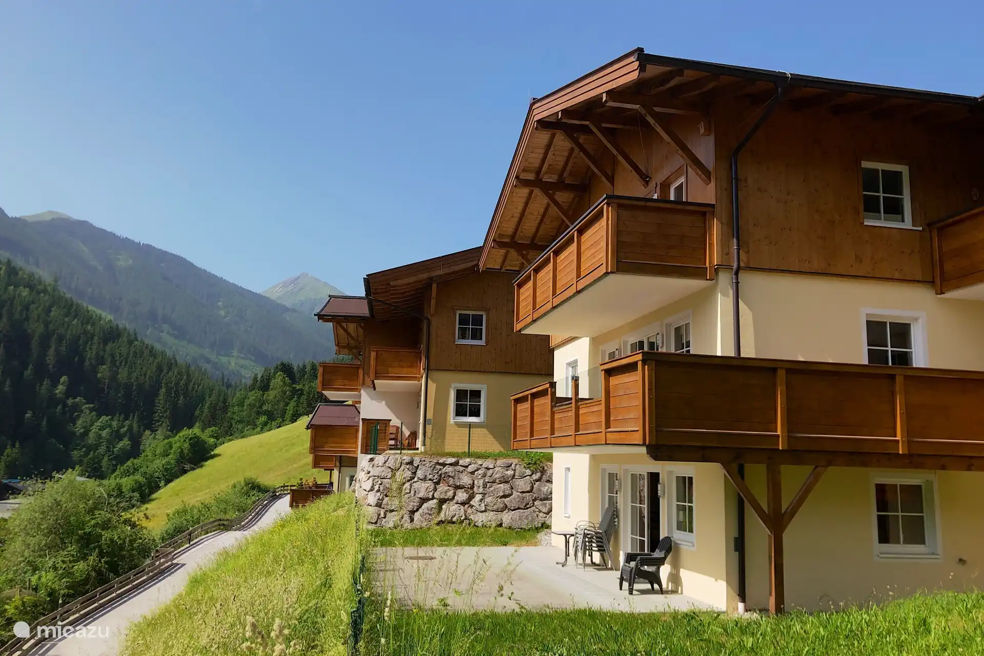 De woning ligt op de onderste verdieping van het gebouw en heeft een heerlijke tuin met geweldig uitzicht.