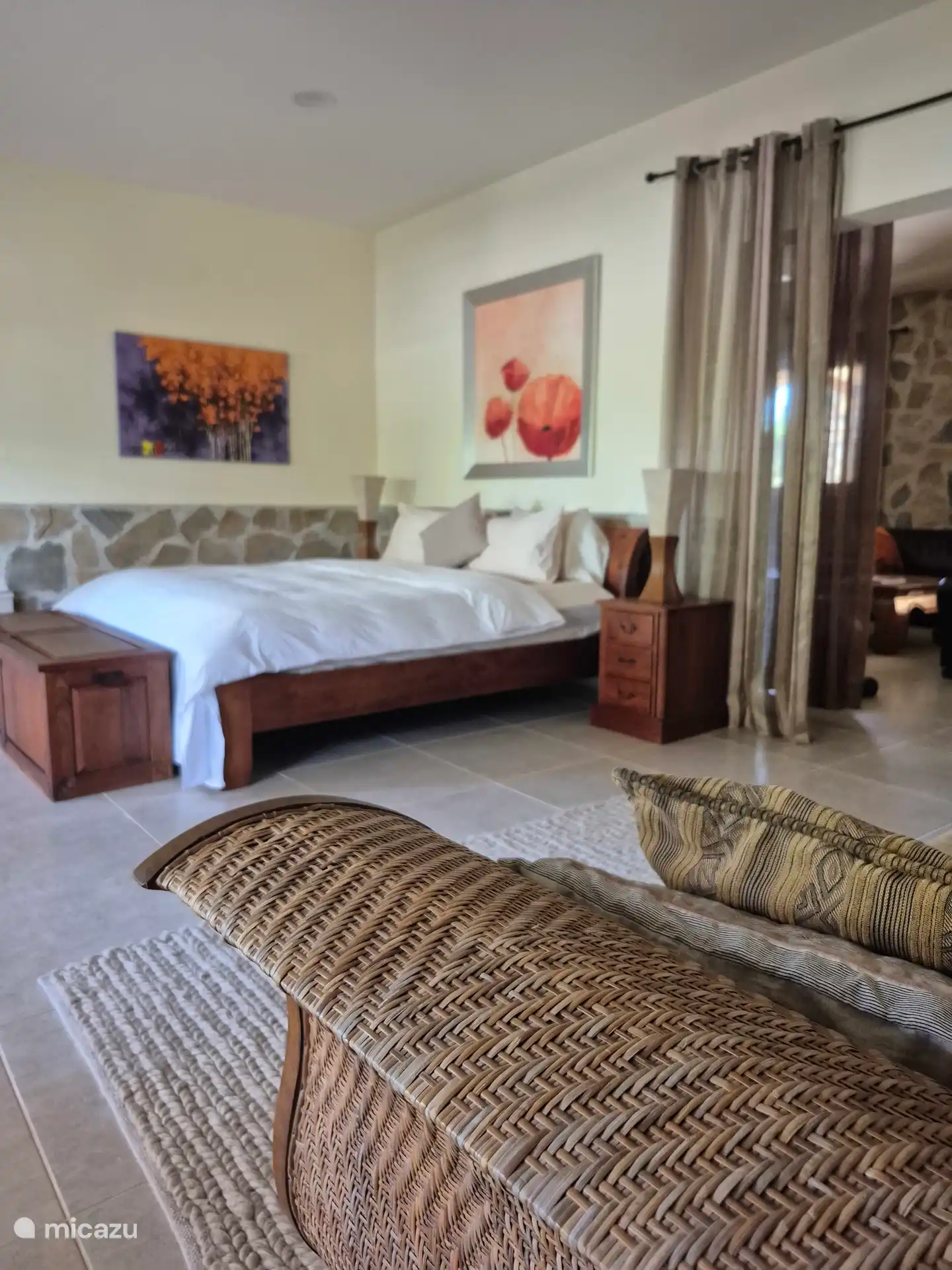Deze derde slaapkamer grenst aan een privé-loungeruimte met een minibar, die een zeer functionele ruimte biedt waar gezinnen samen kunnen komen en ontspannen.