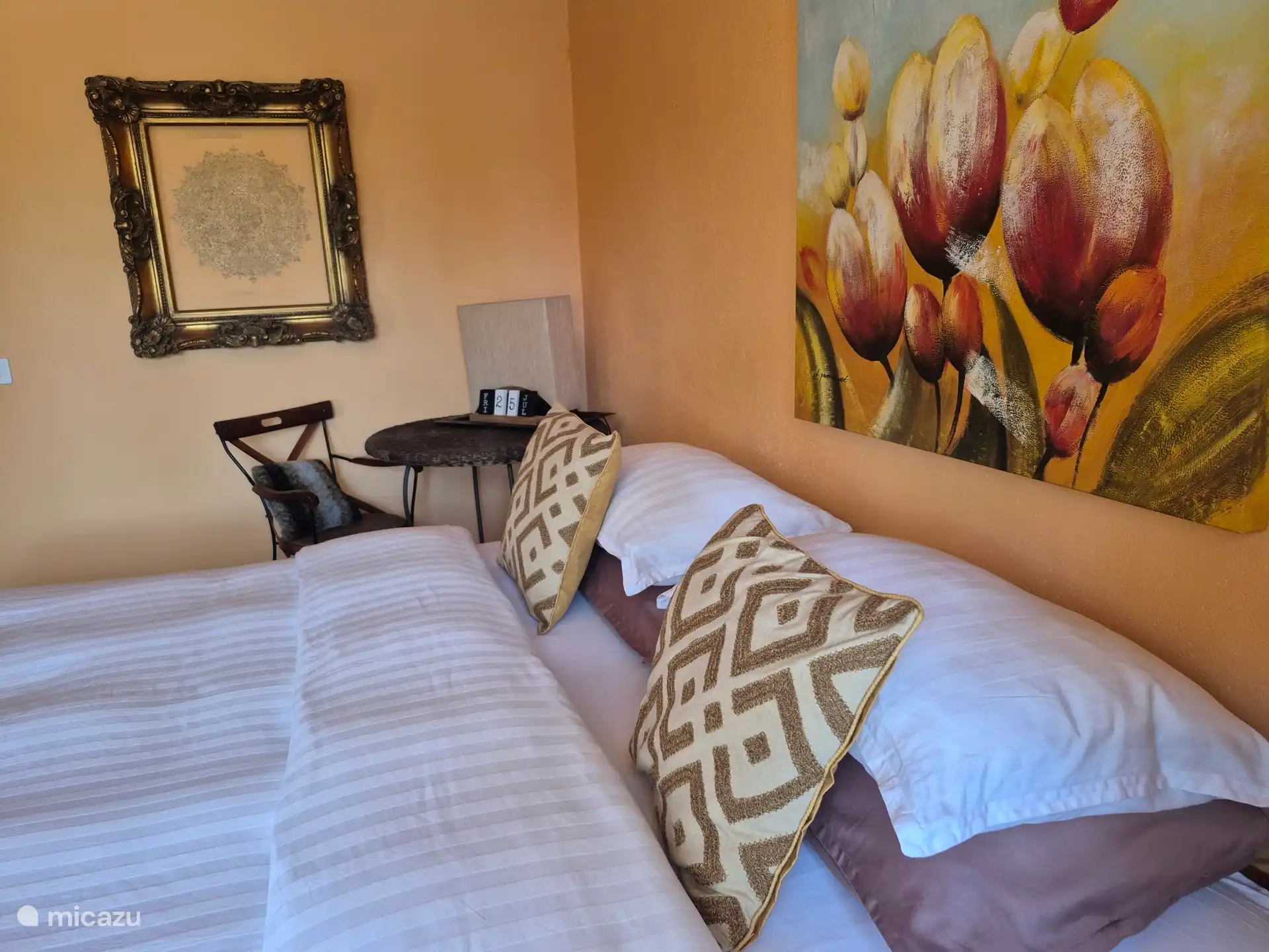 Dit is de tweede slaapkamer in het gastenappartement. Het is ingericht met een tweepersoonsbed, waardoor het geschikt is als kinderkamer of voor jongvolwassenen.