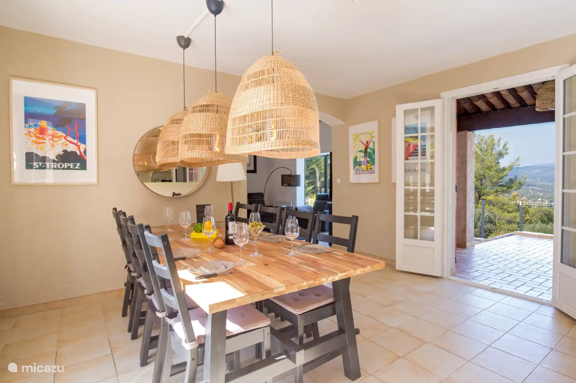 La salle à manger avec accès à la terrasse extérieure