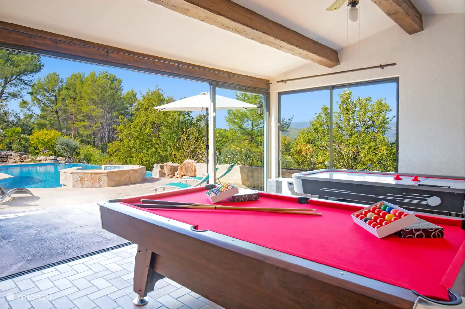 La salle de jeux avec table de billard, air hockey, fléchettes et baby-foot