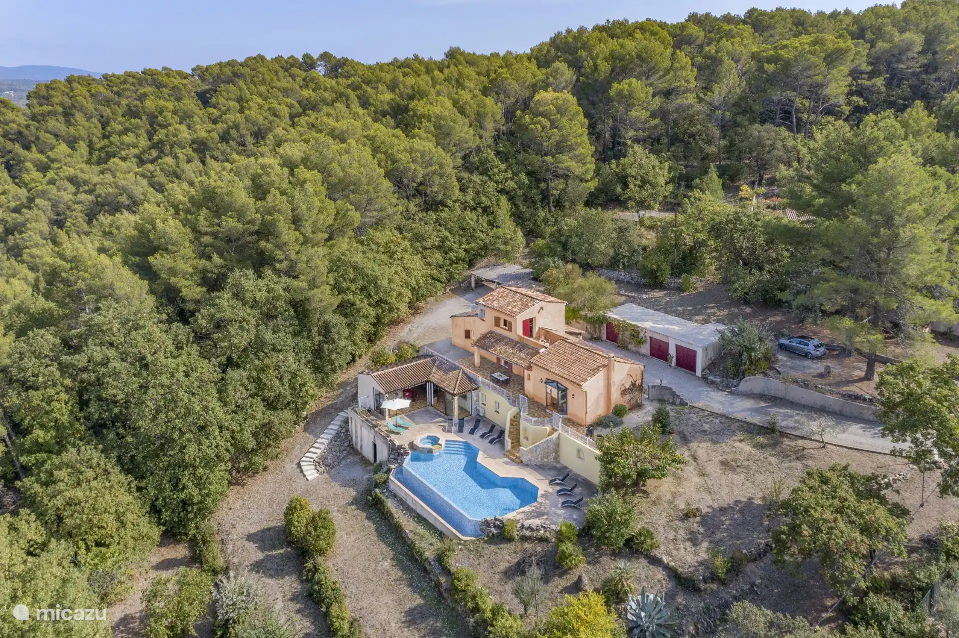 La Villa avec un vaste jardin dans une zone boisée