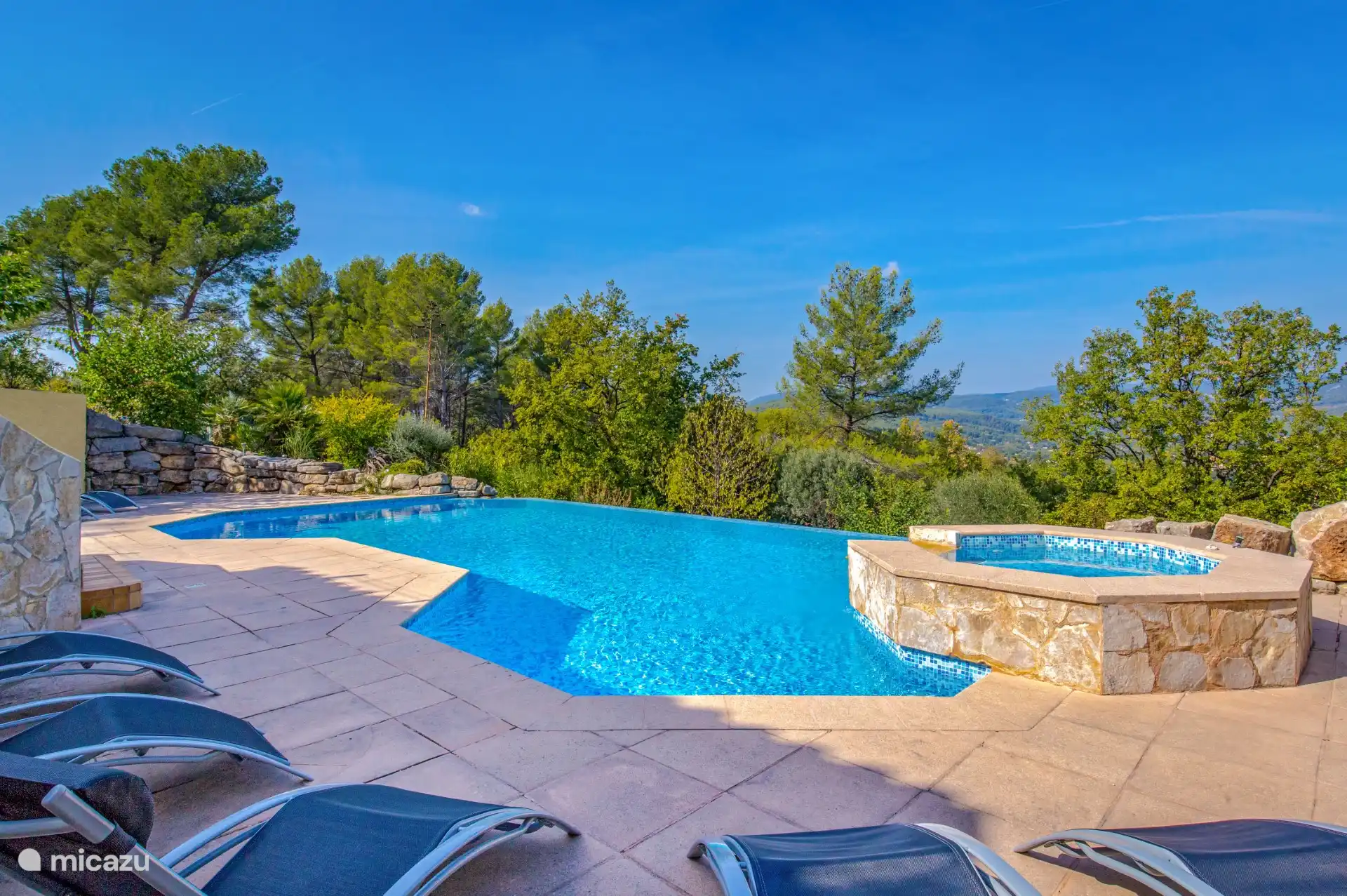 La piscine avec vue sur la vallée