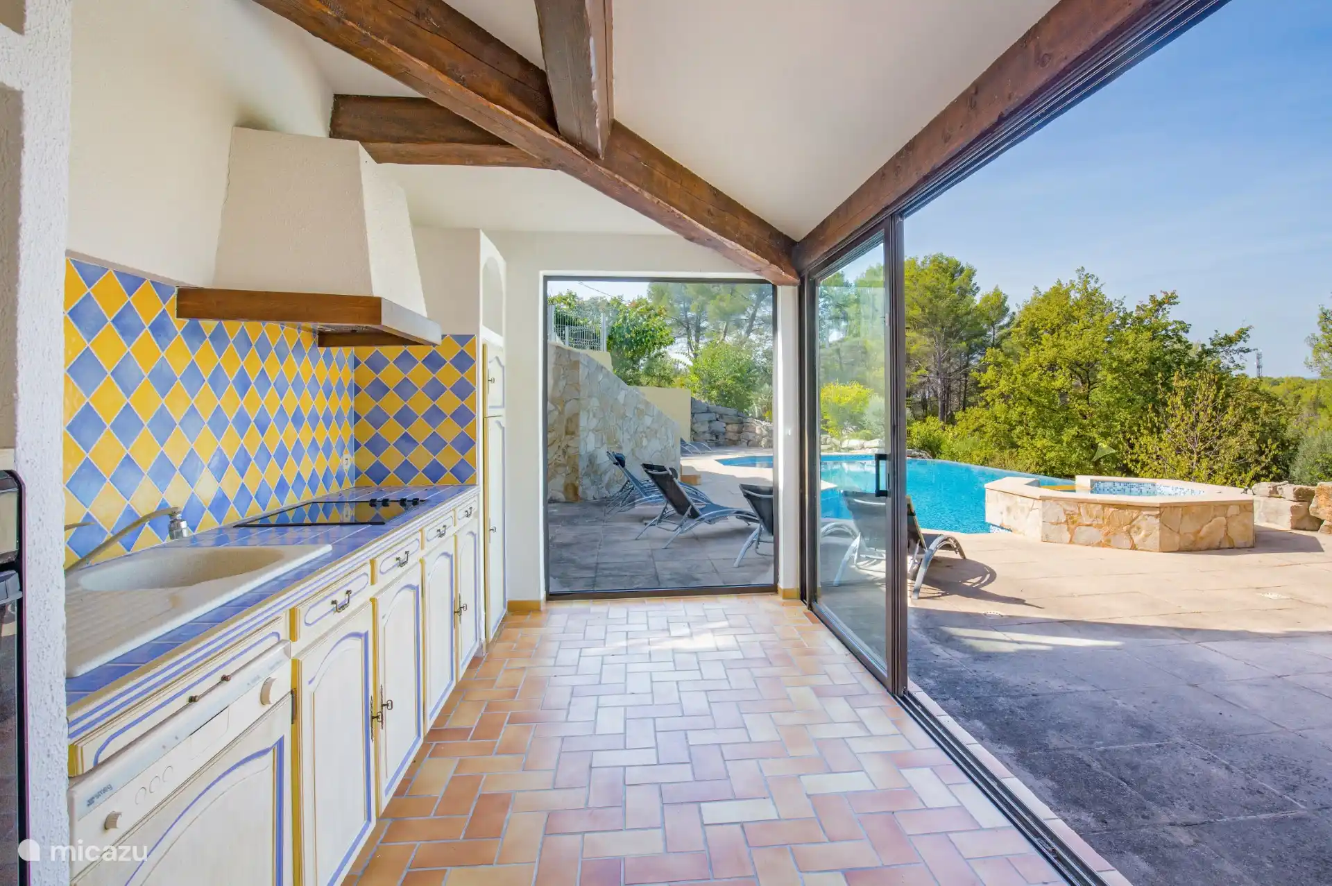 La deuxième cuisine en bas près de la piscine