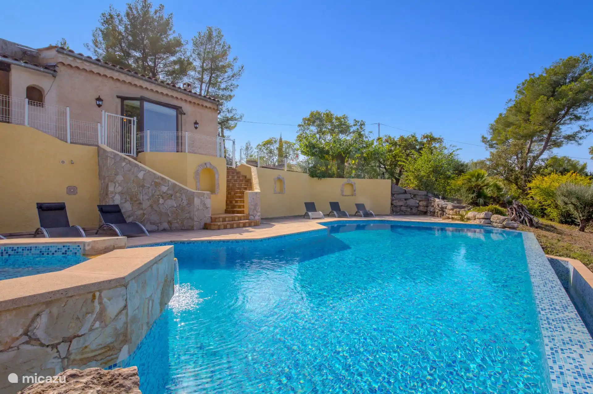 La piscine avec piscine à débordement