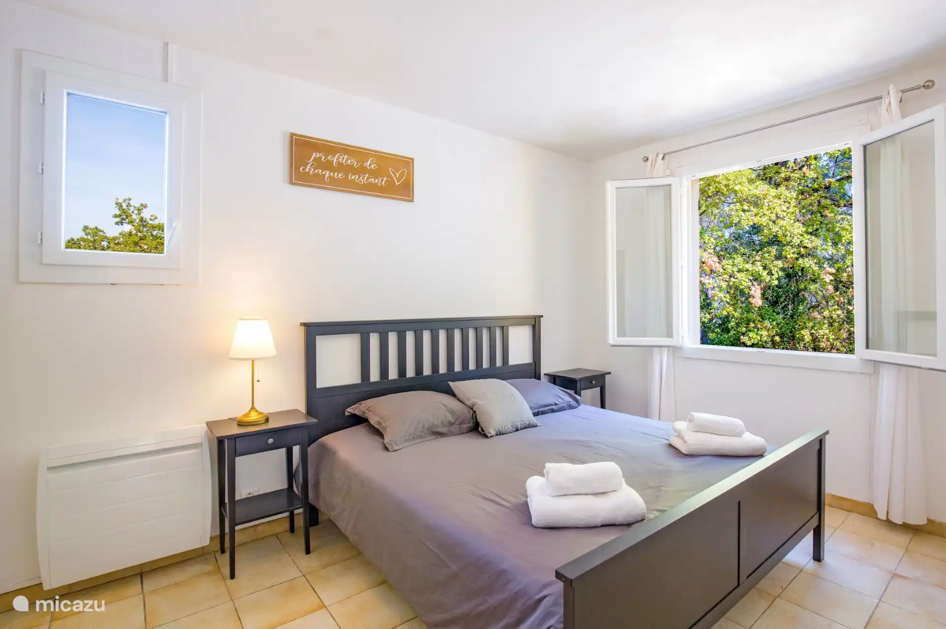 1 des deux chambres au rez-de-chaussée