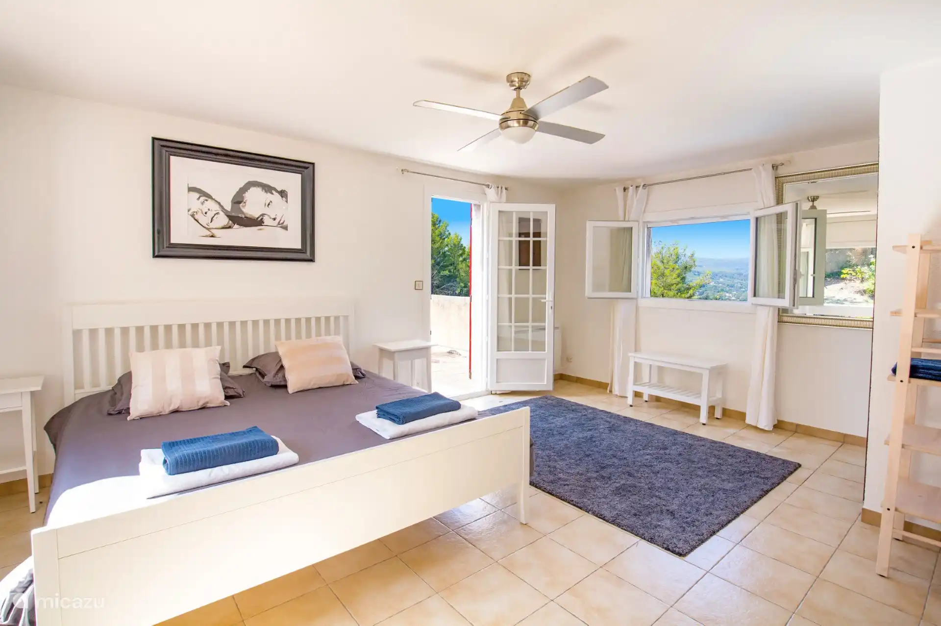 La chambre au premier étage avec la terrasse sur le toit donnant sur la vallée