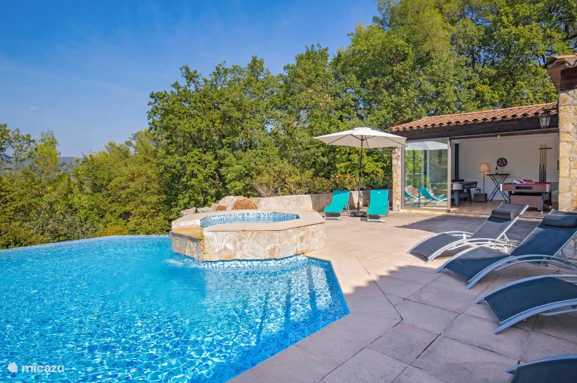 La piscine à l’extrémité peu profonde