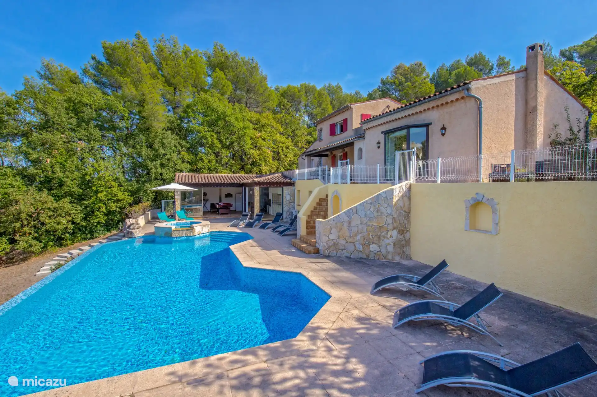 La piscine avec la salle de jeux en arrière-plan