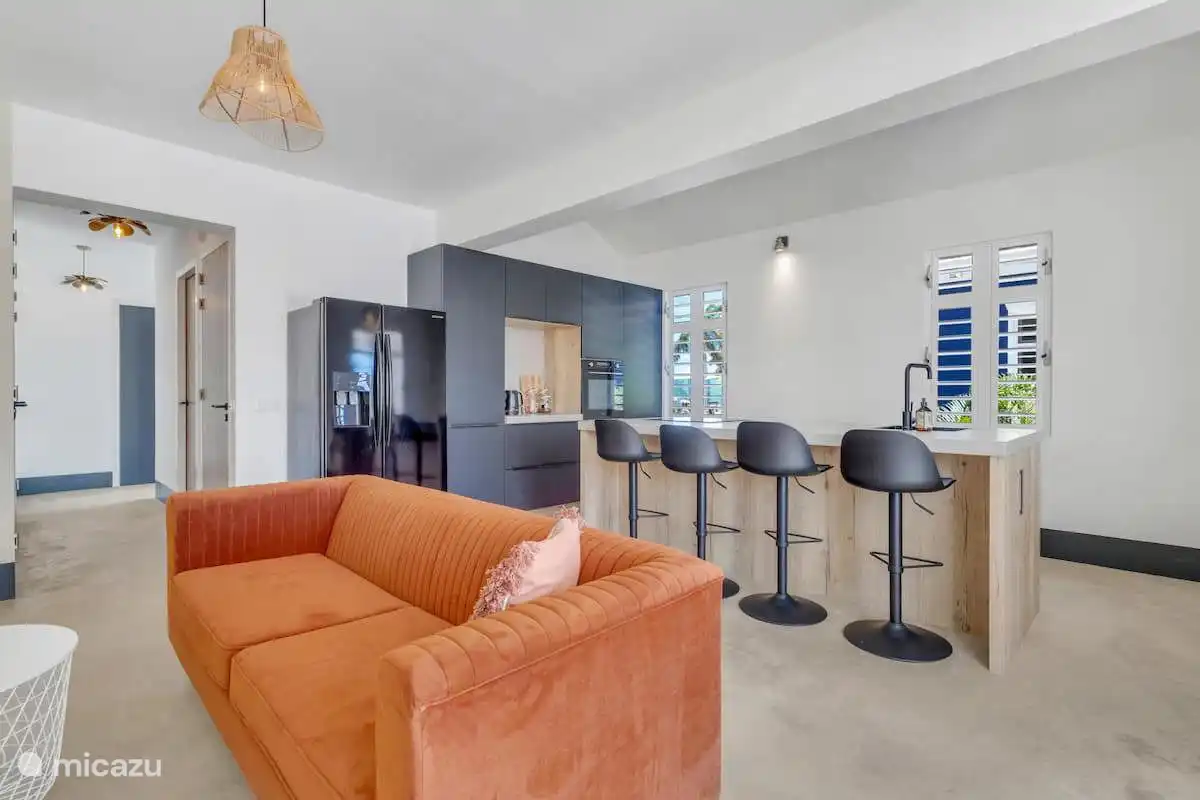 Offenes Wohnzimmer mit Blick auf die Küche und die Kücheninsel.