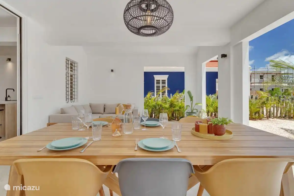 Decke den Esstisch und den Loungebereich auf der überdachten Veranda.