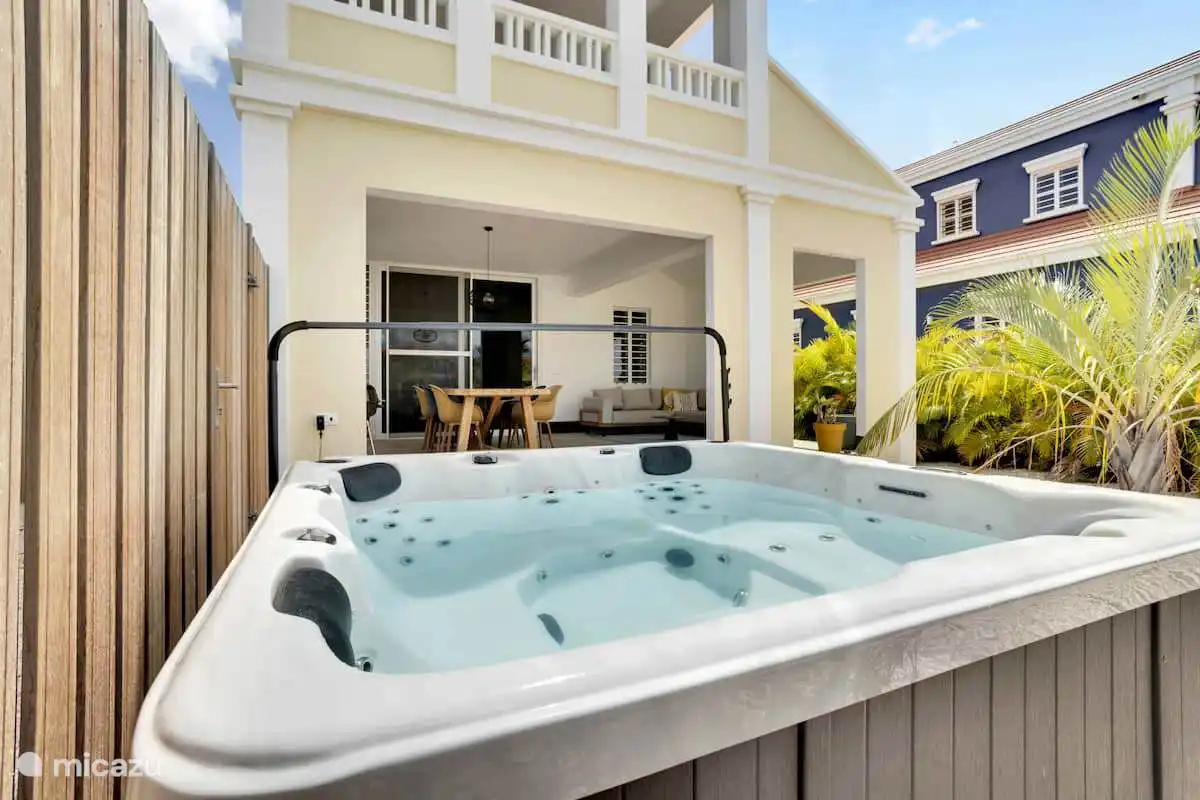 Privater Jacuzzi im Garten, direkt neben der Veranda.