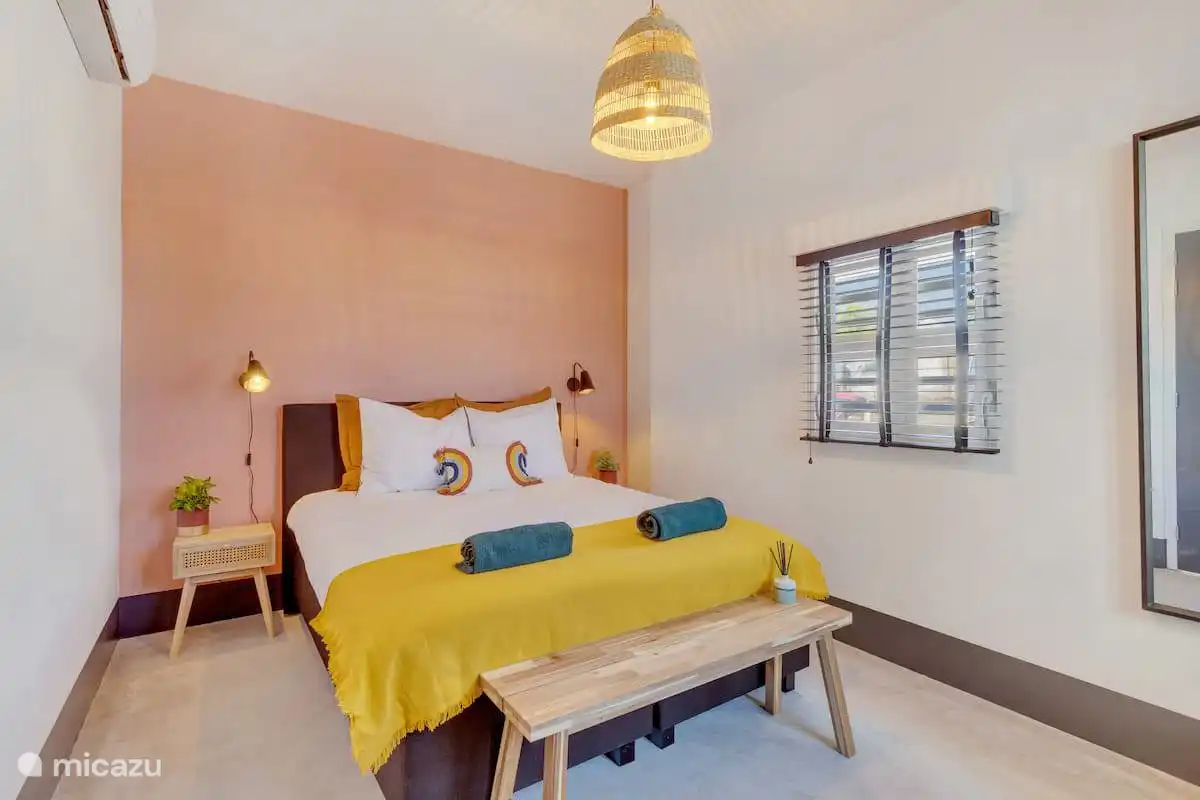 Erstes Schlafzimmer mit Kingsize-Bett von 180 × 200 cm.