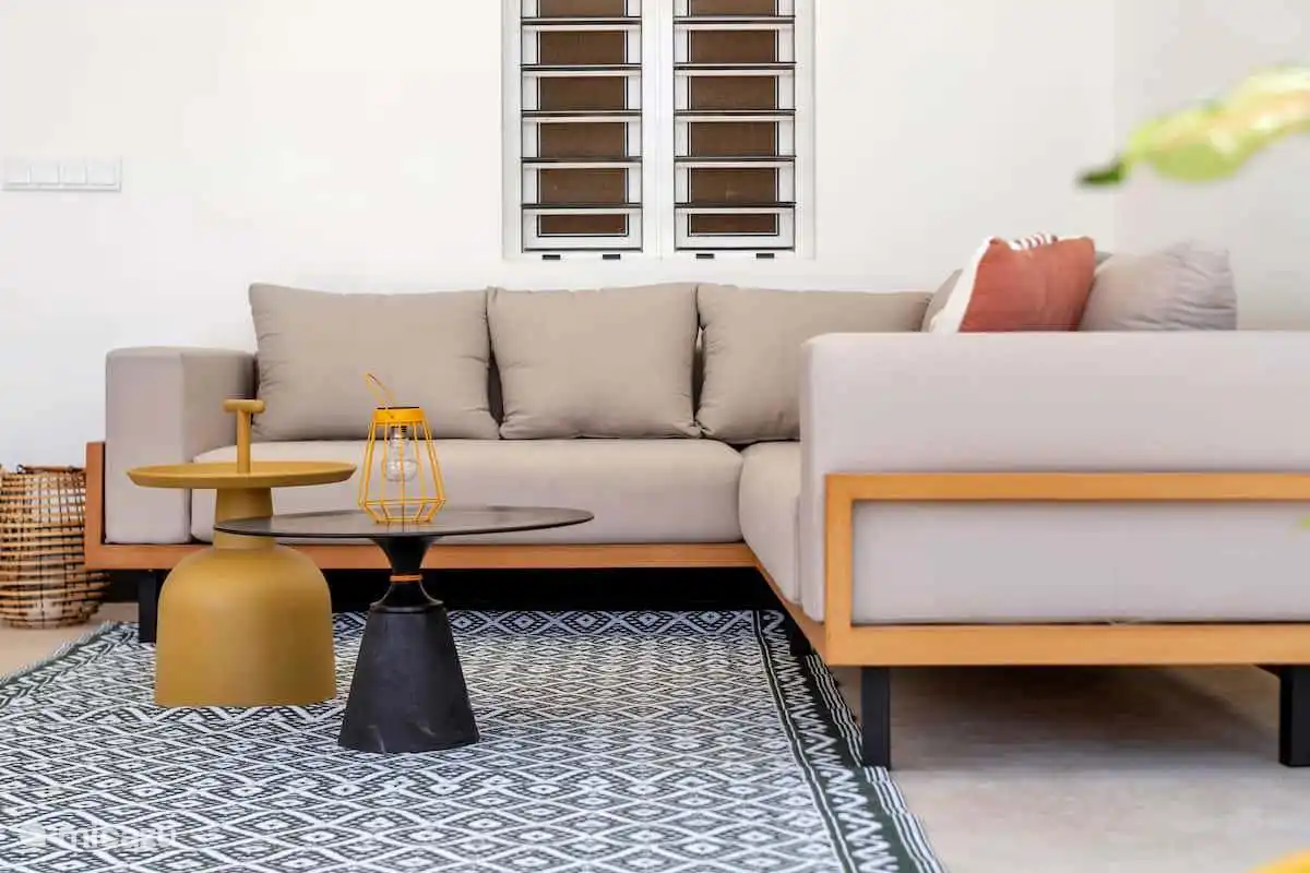 Lounge-Sofa auf der überdachten Veranda, außerhalb der Sonne.