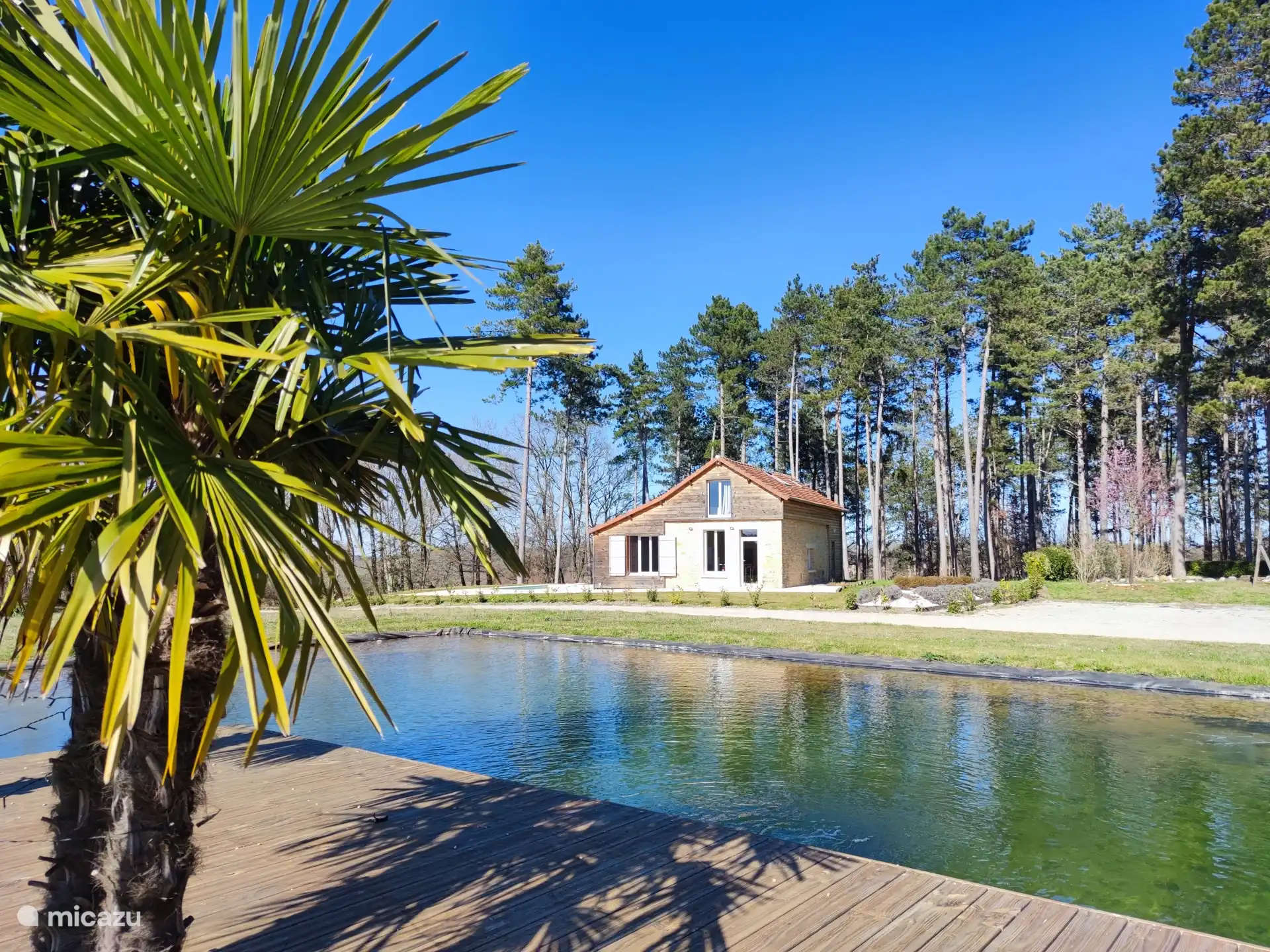 Le lac à côté de la maison