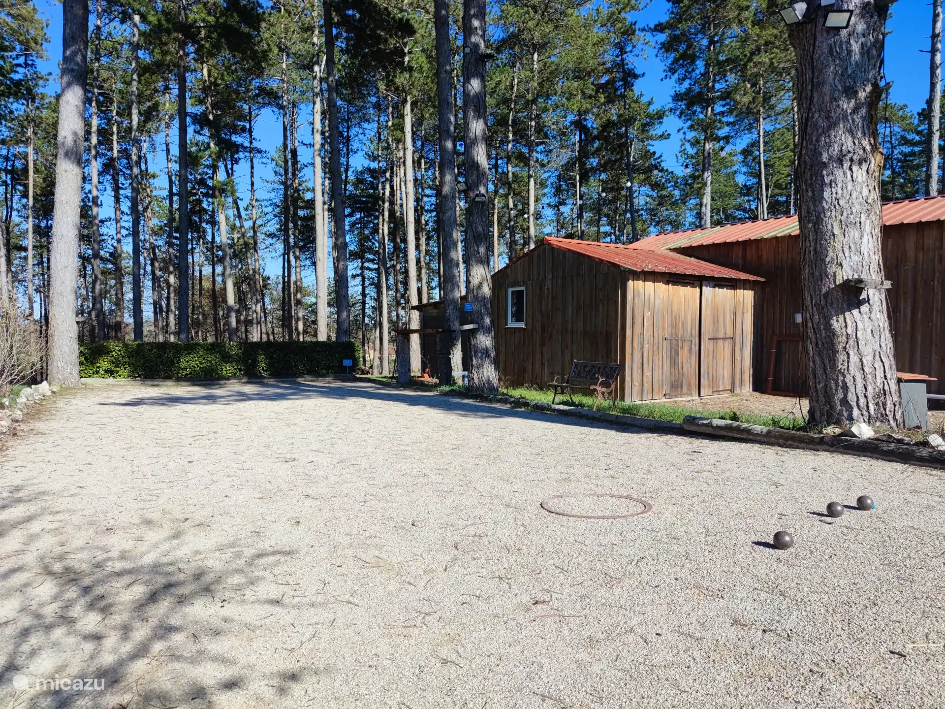 Pétanque à côté de la maison