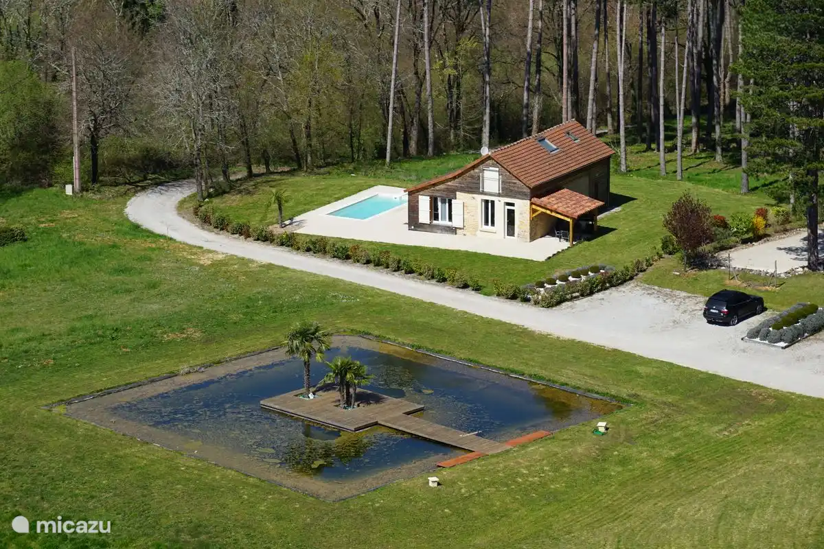 Le grand jardin, la piscine et le lac 