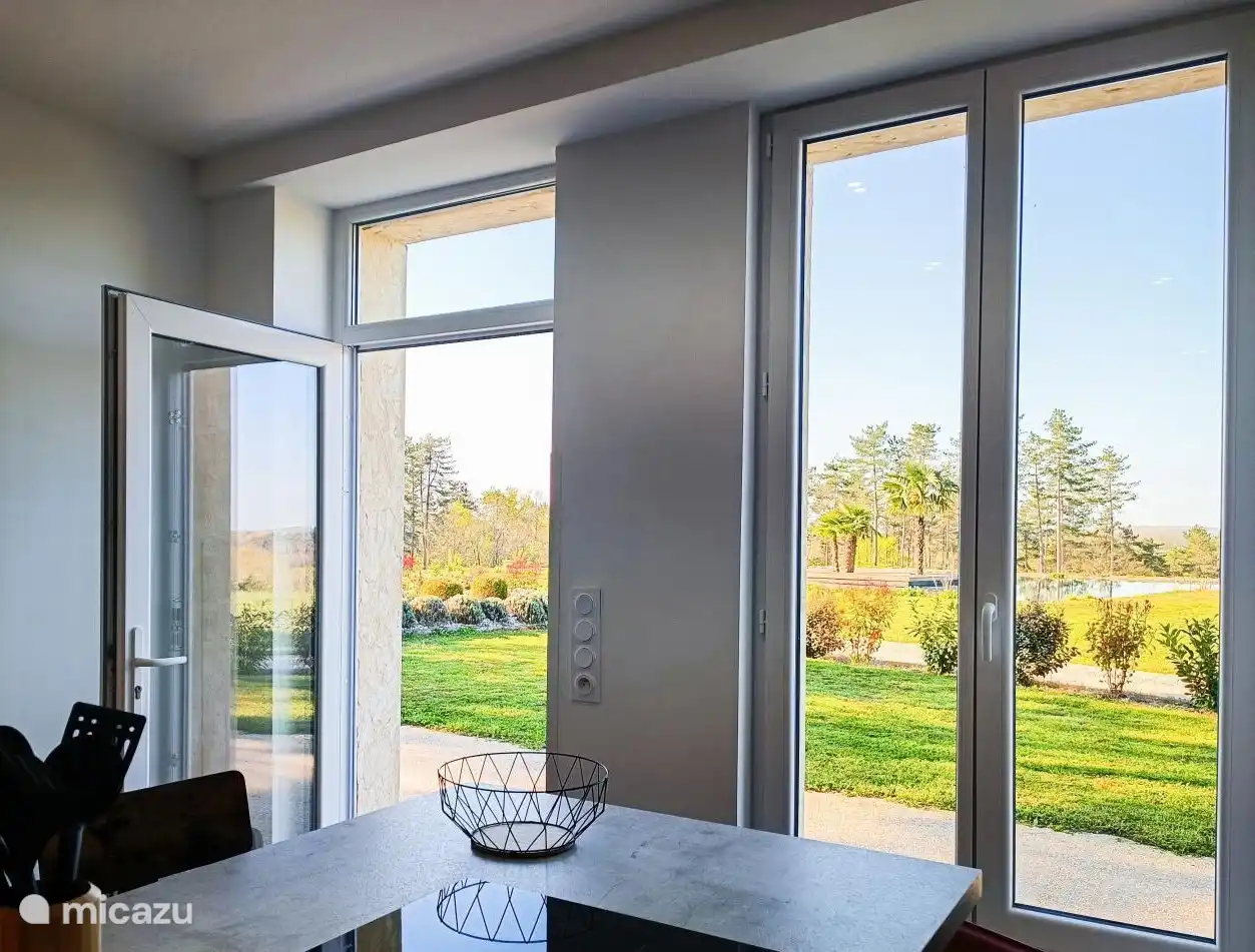 Keuken met uitzicht op tuin