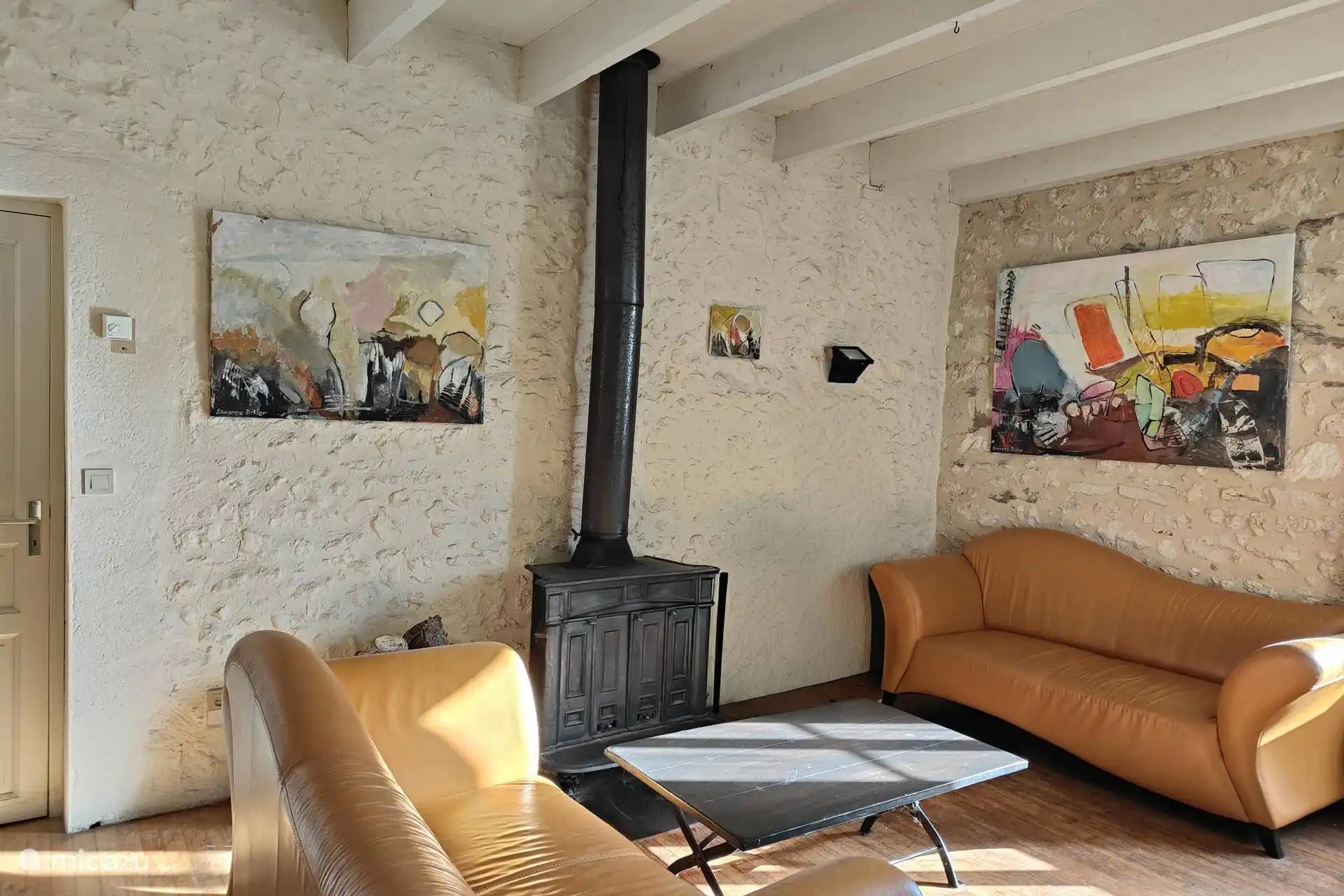 De woonkamer met houtkachel voor de koude avonden