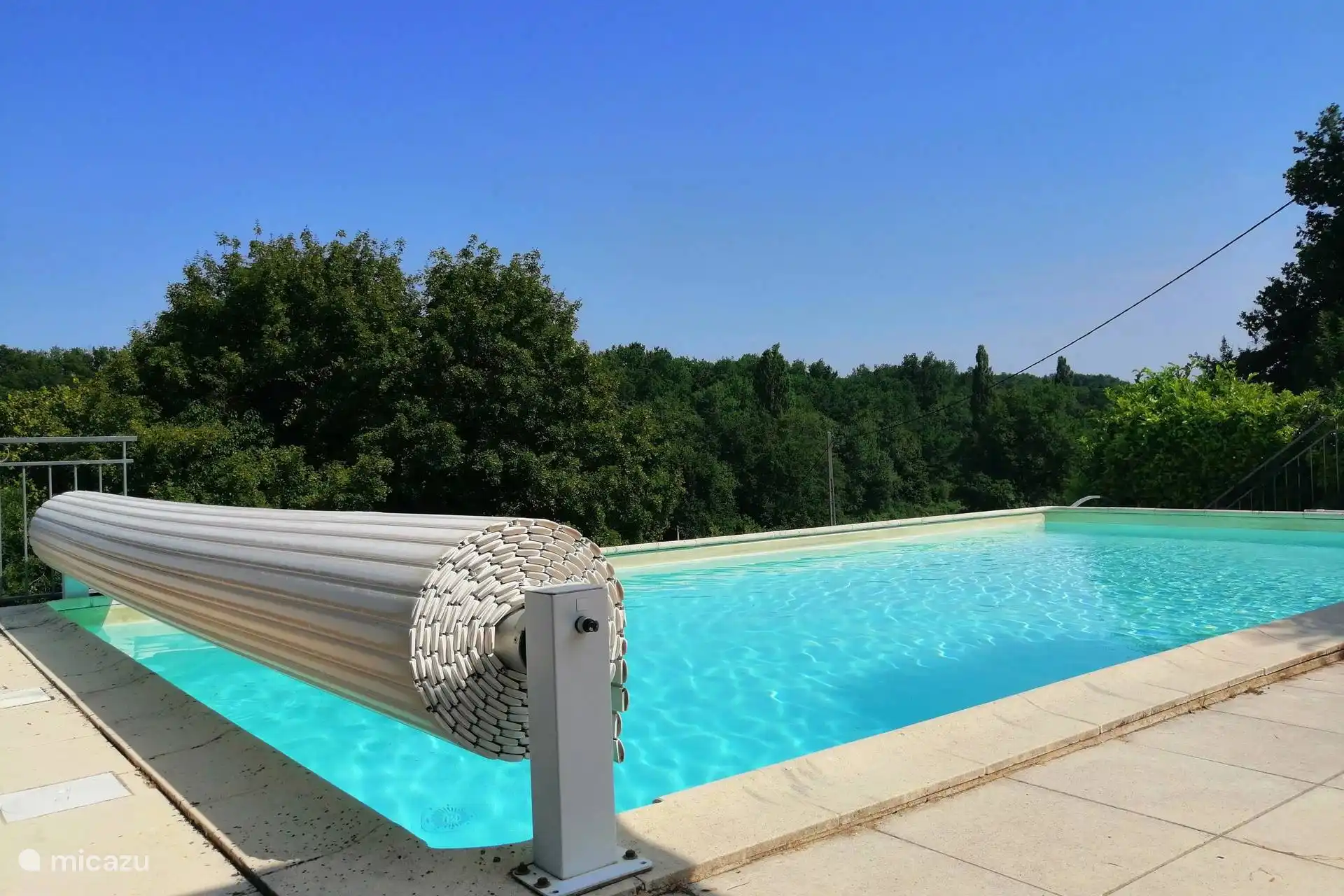 Het zwembad kun je afdekken dan blijft het lekker warm