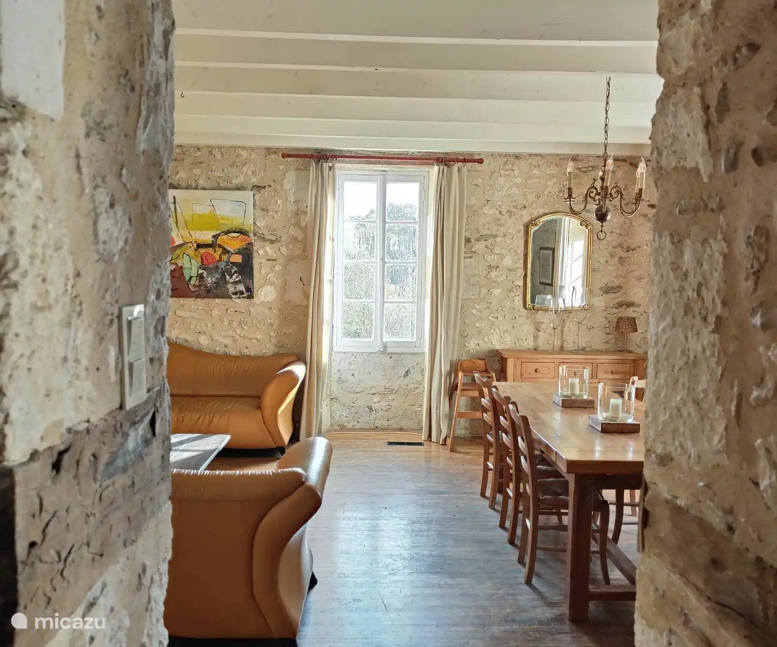 De woonkamer en keuken