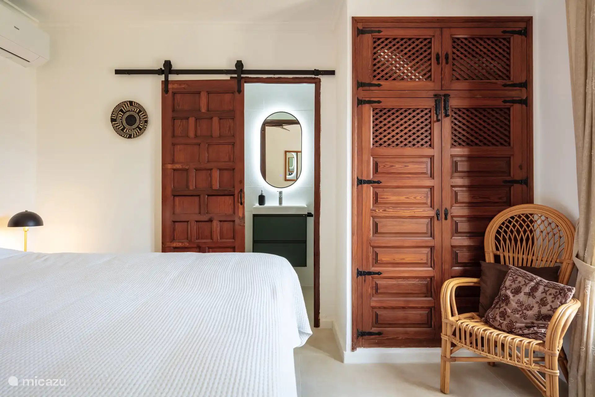 1e slaapkamer met eigen badkamer