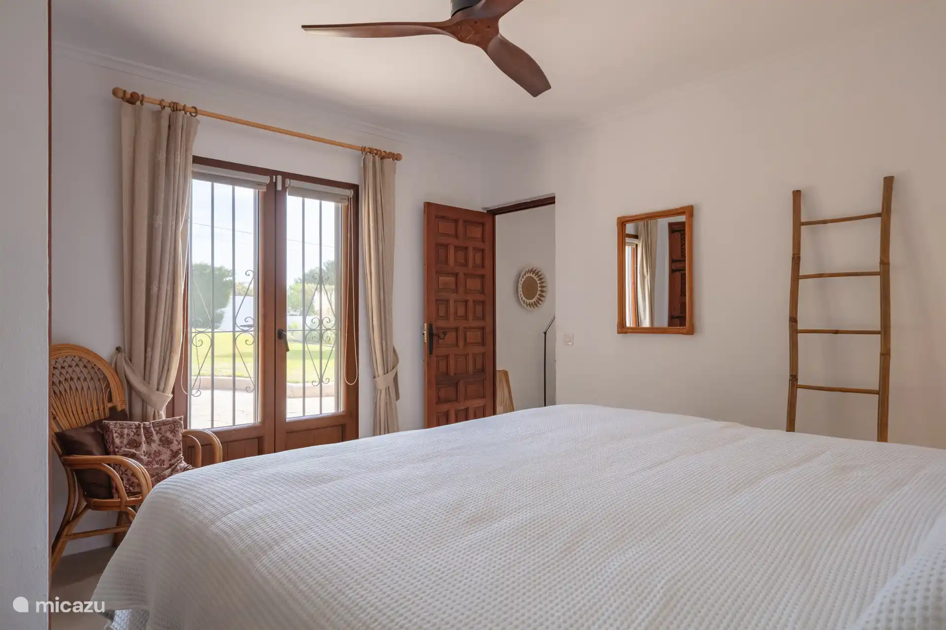 1e slaapkamer met eigen badkamer