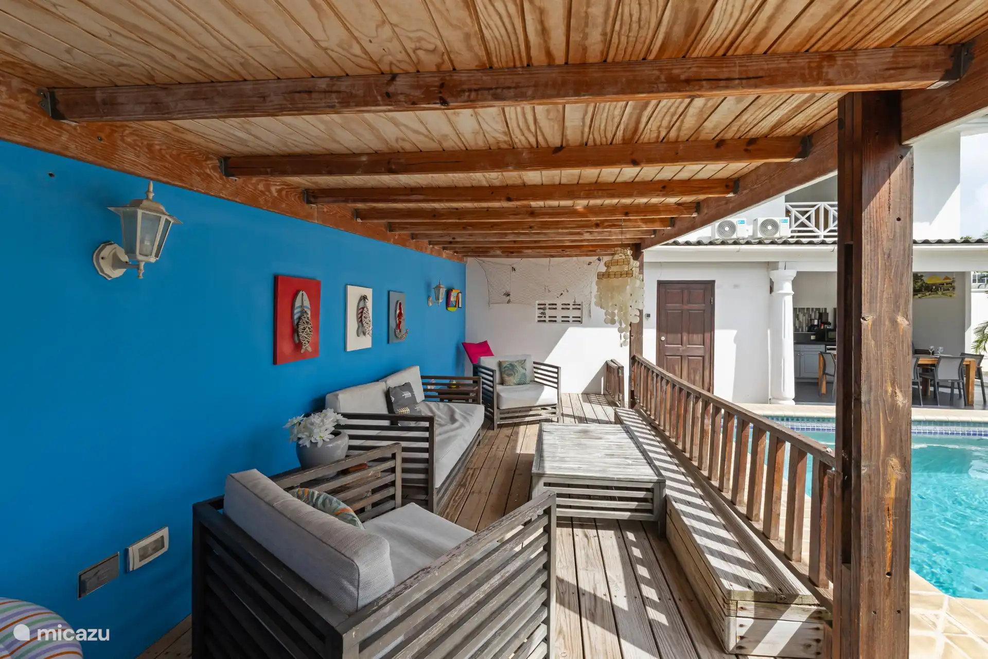 Tu veux te détendre ? Ce coin salon douillet est l’endroit parfait pour un moment de calme avec un livre ou un verre. 