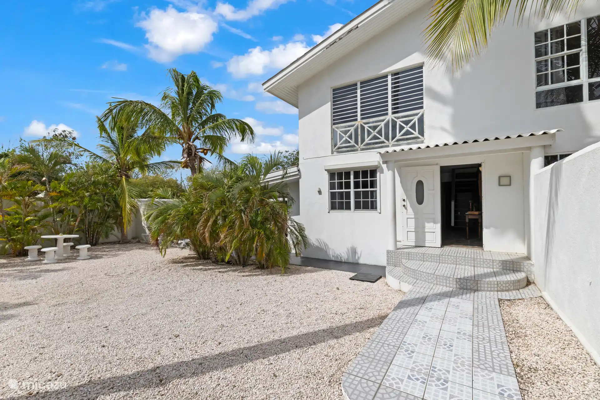 Bienvenue à la villa Brio ! La façade élégante et la décoration tropicale procurent immédiatement une sensation chaleureuse et détendue.