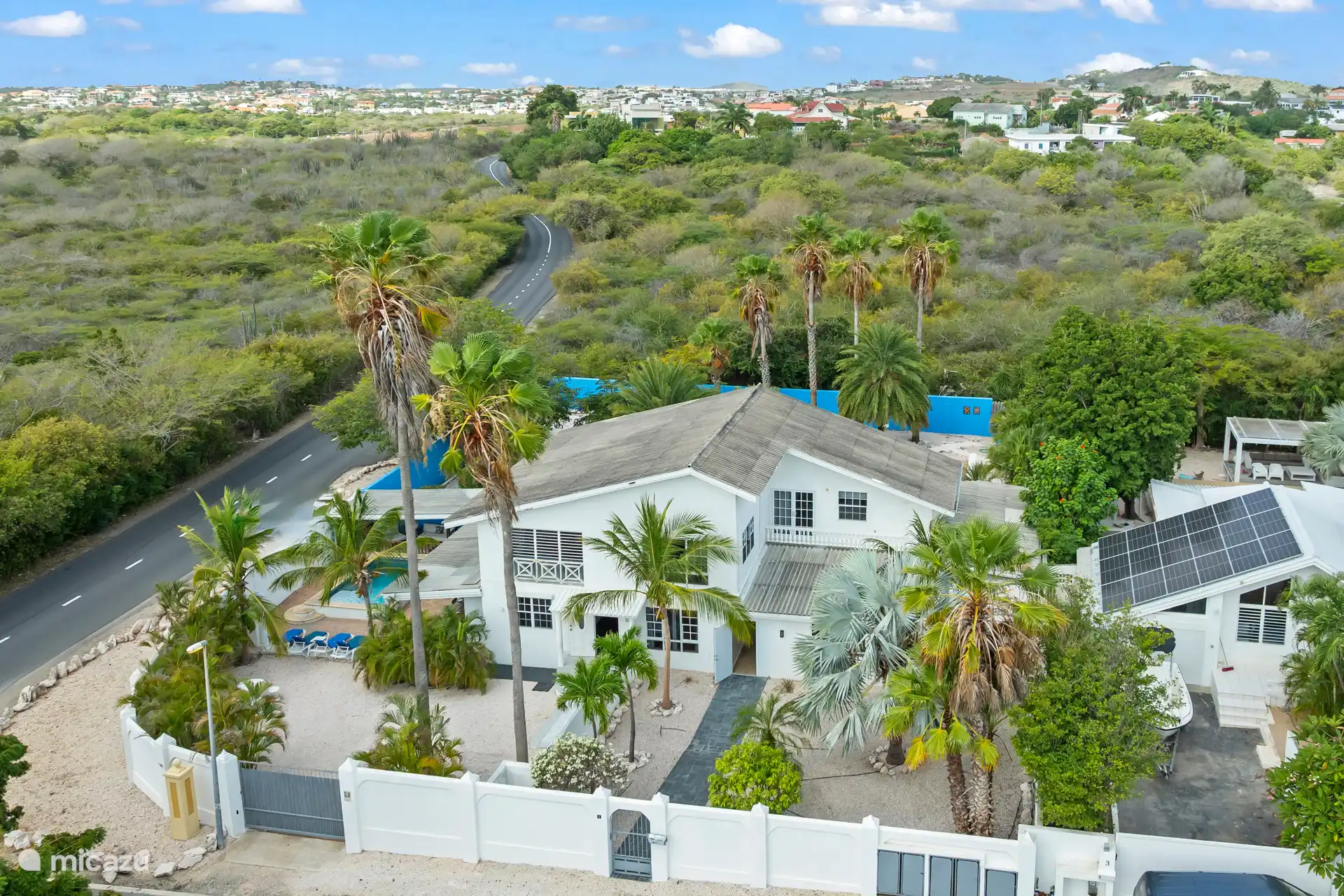 Aperçu de la villa
Vue splendide d’en haut : voyez la villa, la piscine privée et le jardin tropical depuis les airs. Parfait pour avoir une première impression de votre destination de vacances à Curaçao