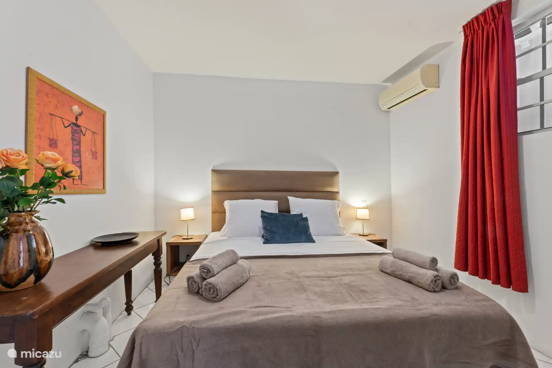 Chambre 2 (rez-de-chaussée)
Une chambre cosy et compacte au rez-de-chaussée avec un lit confortable et un placard pratique — parfaite pour se détendre