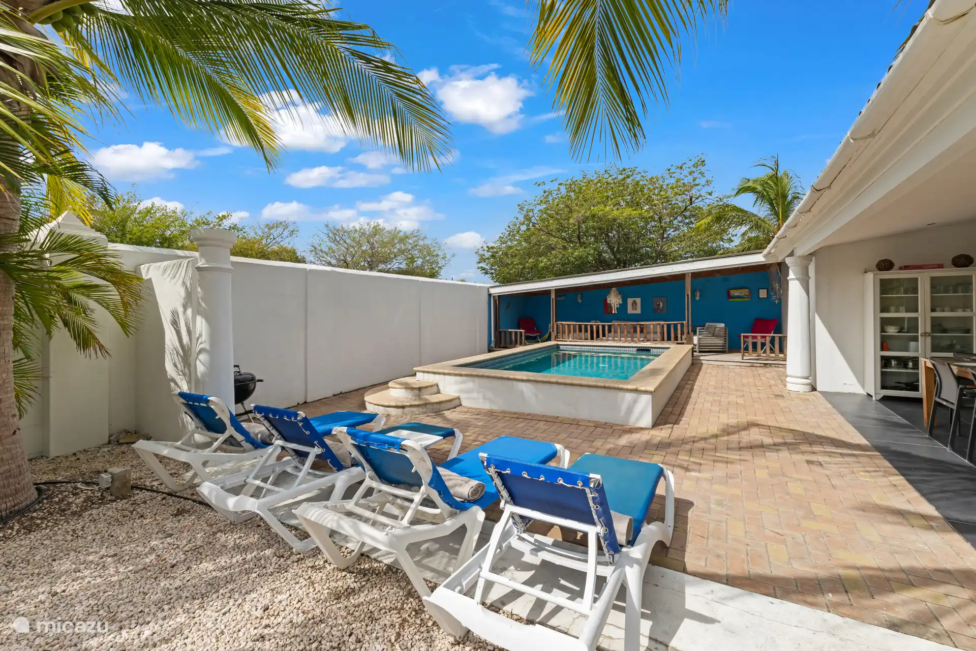 Faites une baignade rafraîchissante dans la piscine cristalline et détendez-vous sur l’un des transats confortables. 