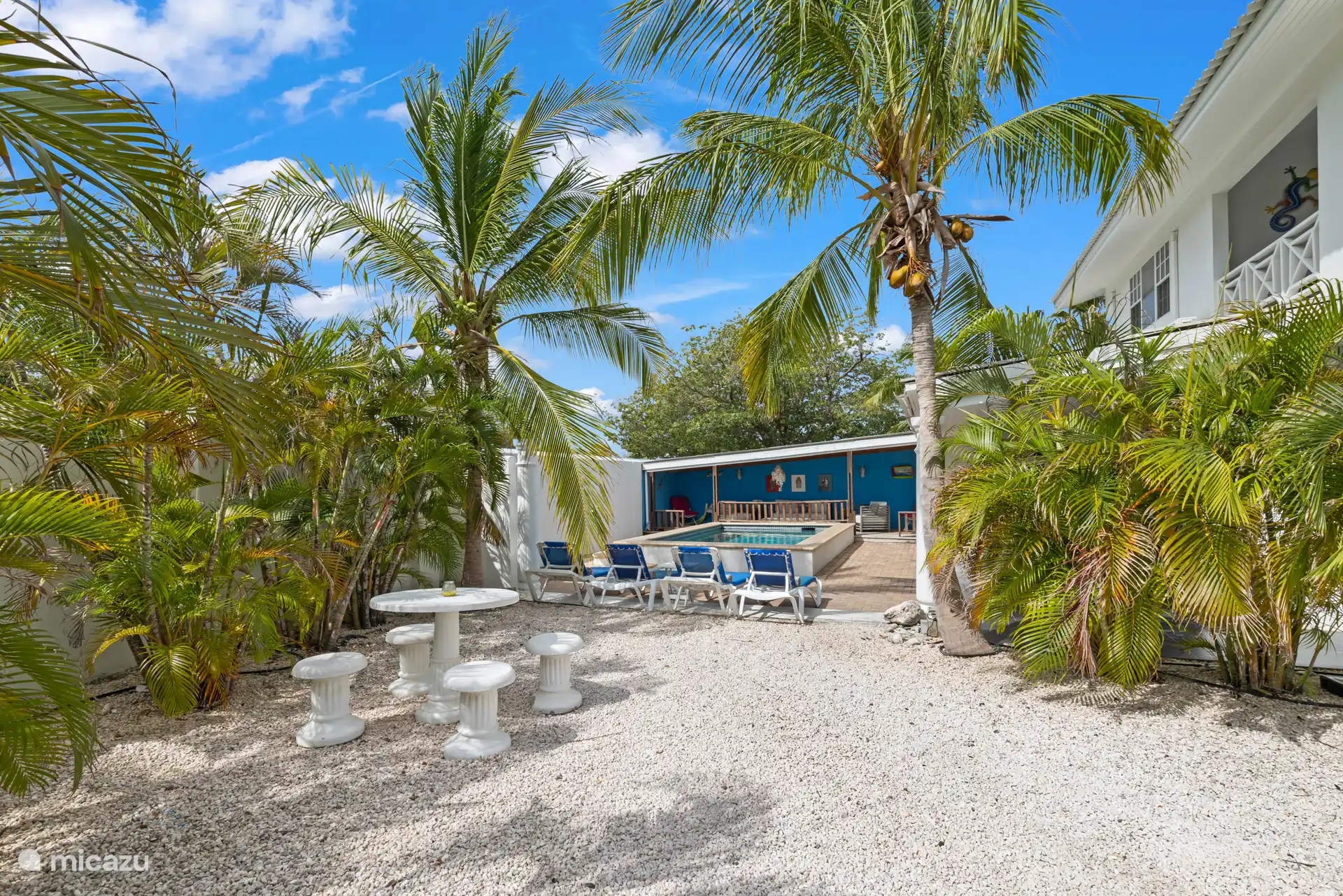 Dans le jardin de la villa, vous trouverez de nombreux endroits douillets pour se détendre à l’ombre des palmiers — idéaux pour lire un livre, boire un verre ou simplement profiter