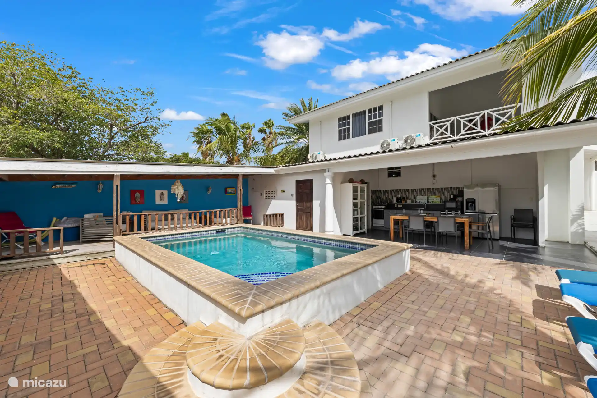 Profitez du soleil et de la détente au bord de la piscine, cuisinez en plein air dans la cuisine et détendez-vous ensemble dans le coin salon douillet — l’endroit parfait pour les journées tropicales