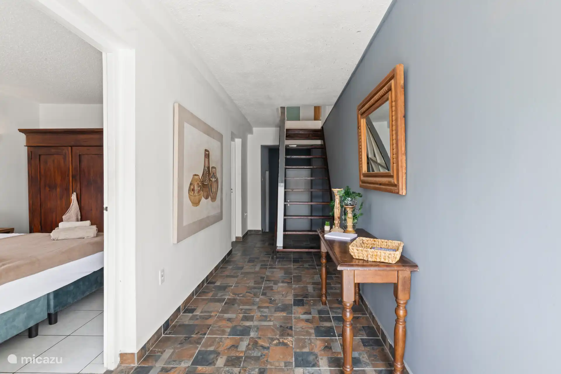 Hall avec escaliers menant au sommet.