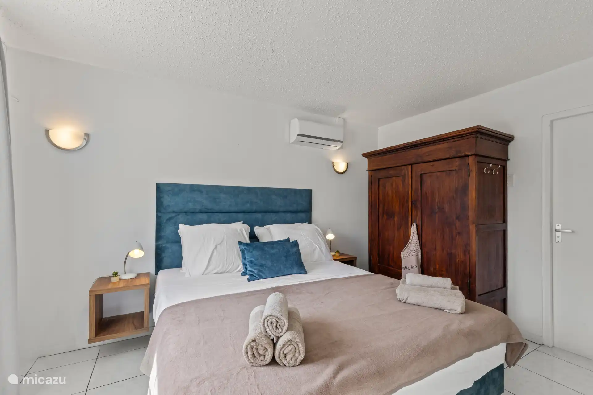 Chambre 1 (rez-de-chaussée)
Une chambre douillette au rez-de-chaussée avec un lit confortable — idéal pour se ravitailler après une journée à Curaçao