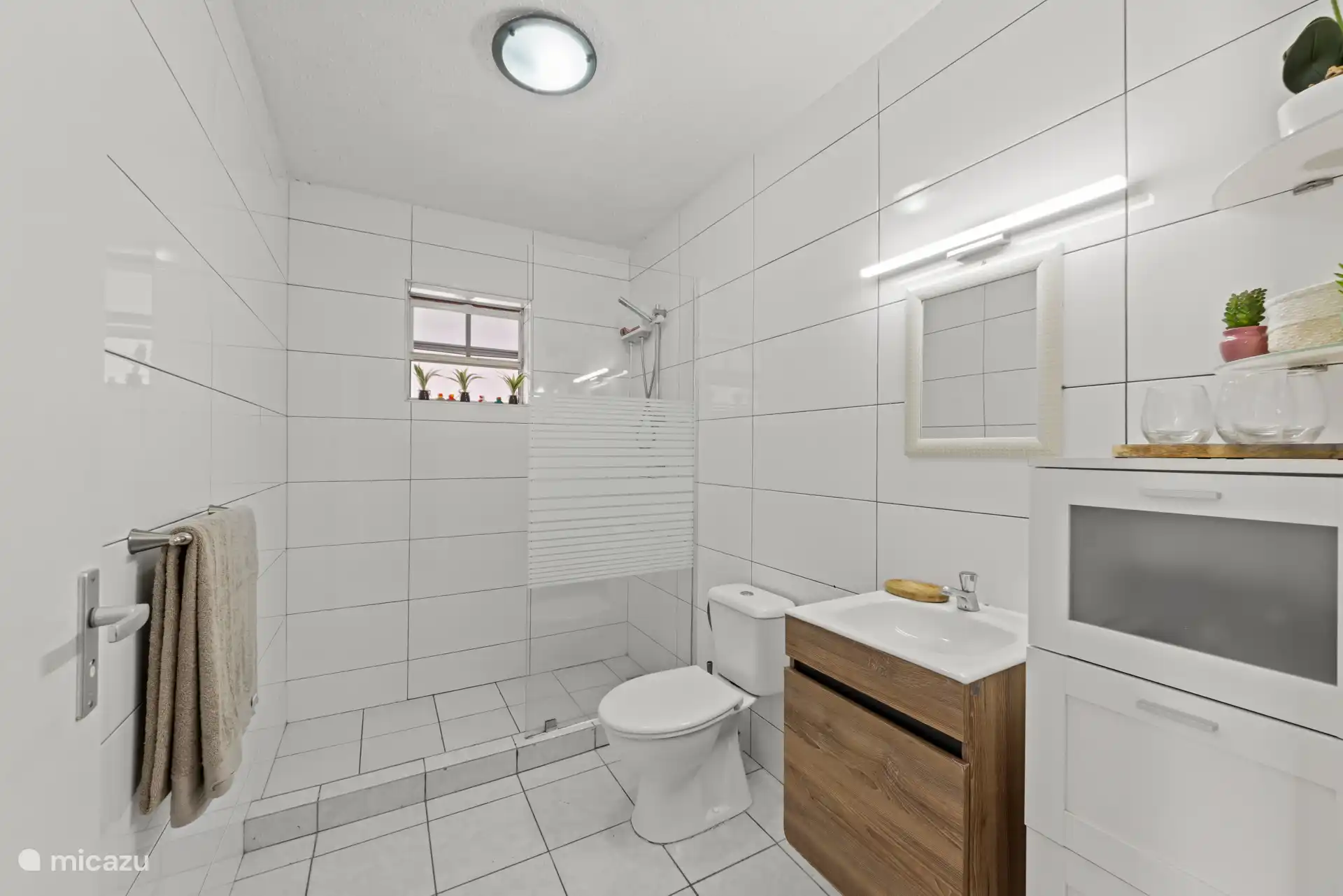 La salle de bain
Simple, mais agréable ! Tout ce dont vous avez besoin pour un début de journée confortable ou une fin rafraîchissante.